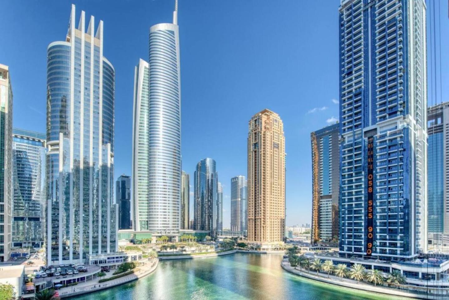 Luxury With Balcony - Close To Metro & Marina