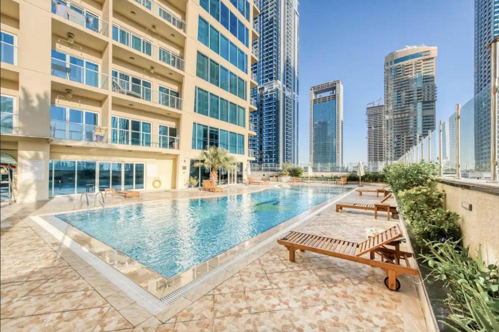 Luxury With Balcony - Close To Metro & Marina *
