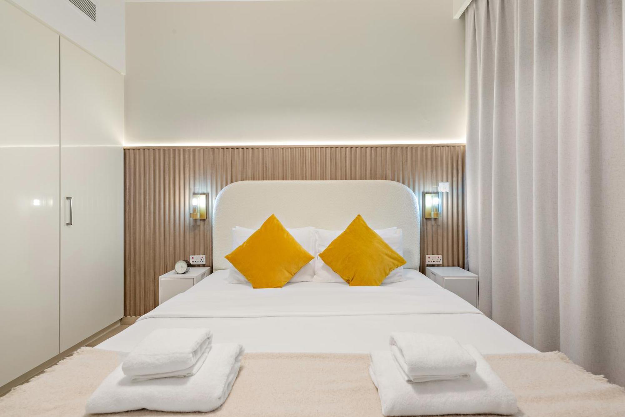 4br With Spacious Balcony & Stunning Burj Khalifa Views
