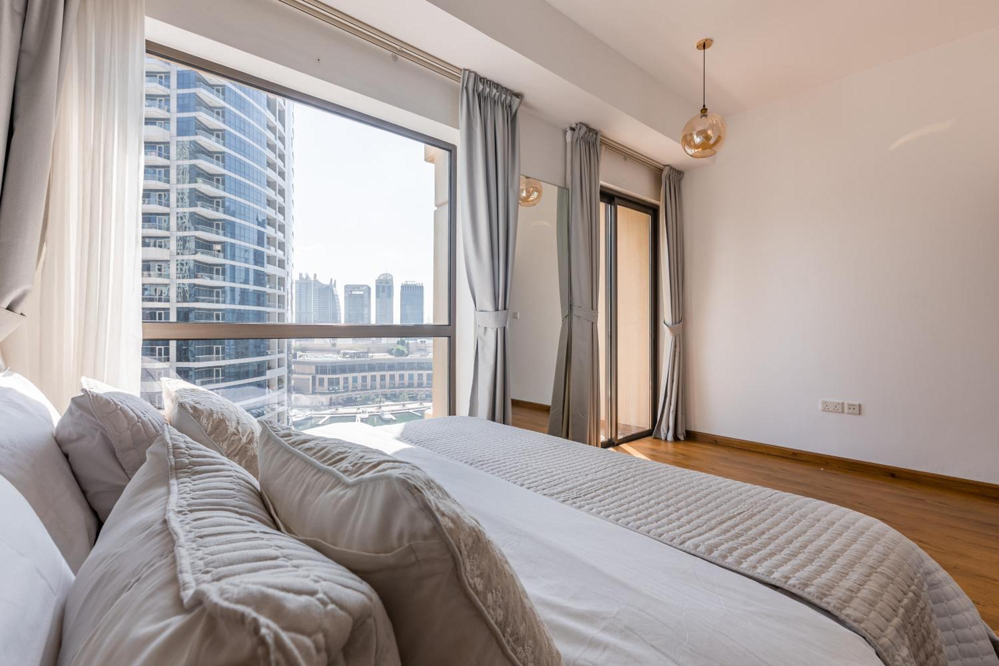 Luxury 1 Bedroom With Beautiful Marina View! Apartment