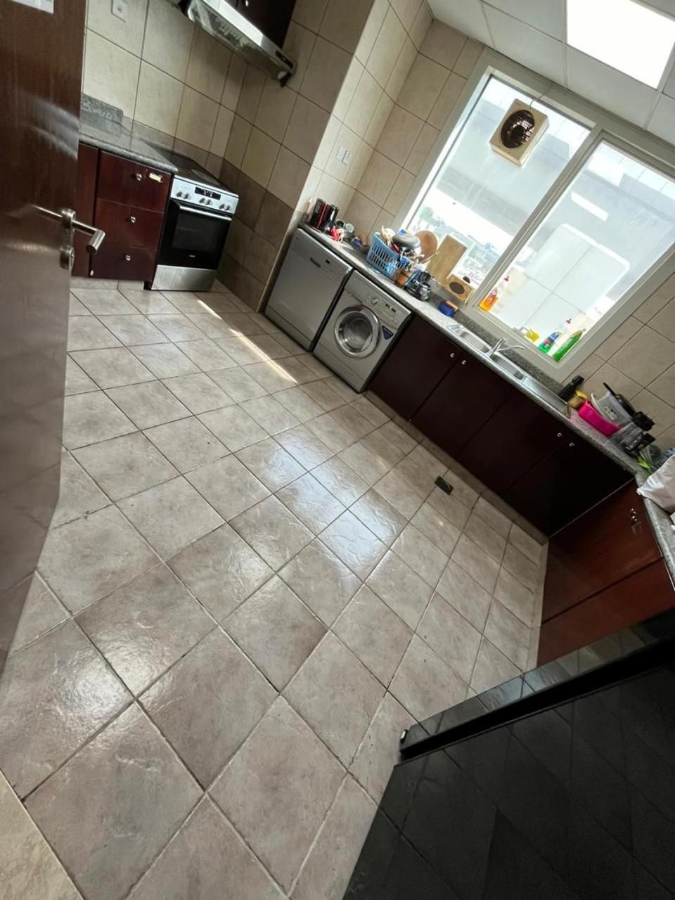 Charming Bath Inside & Balcony Homestay Dubai