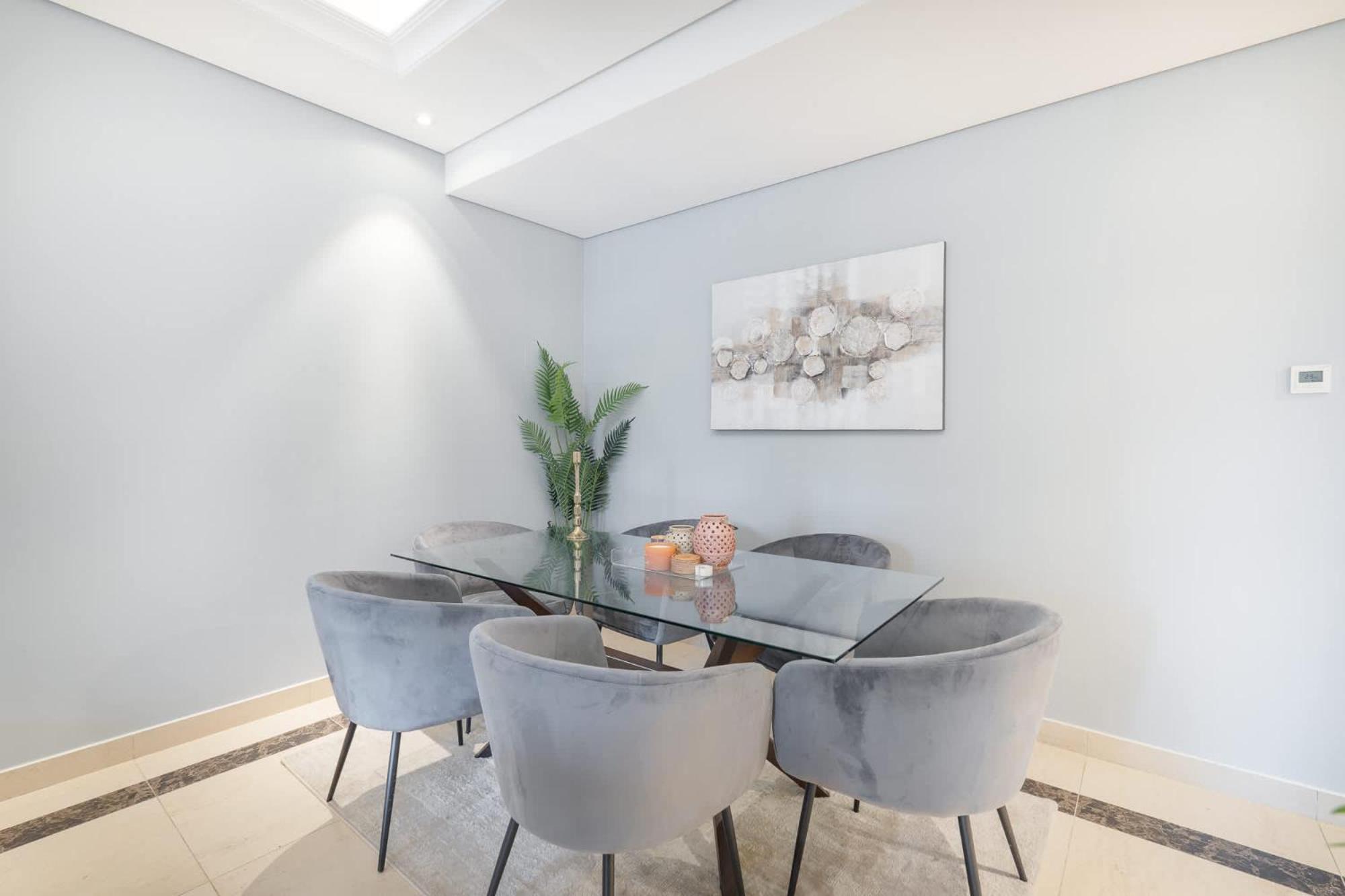 Absolutely Stunning 3 Bedroom In Downtown Apartment *