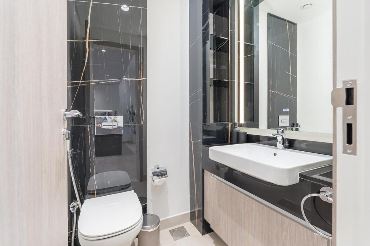 Spacious 2 Bedroom In Jumeirah Towers Modern Comfort In A Prime Location Apartment *