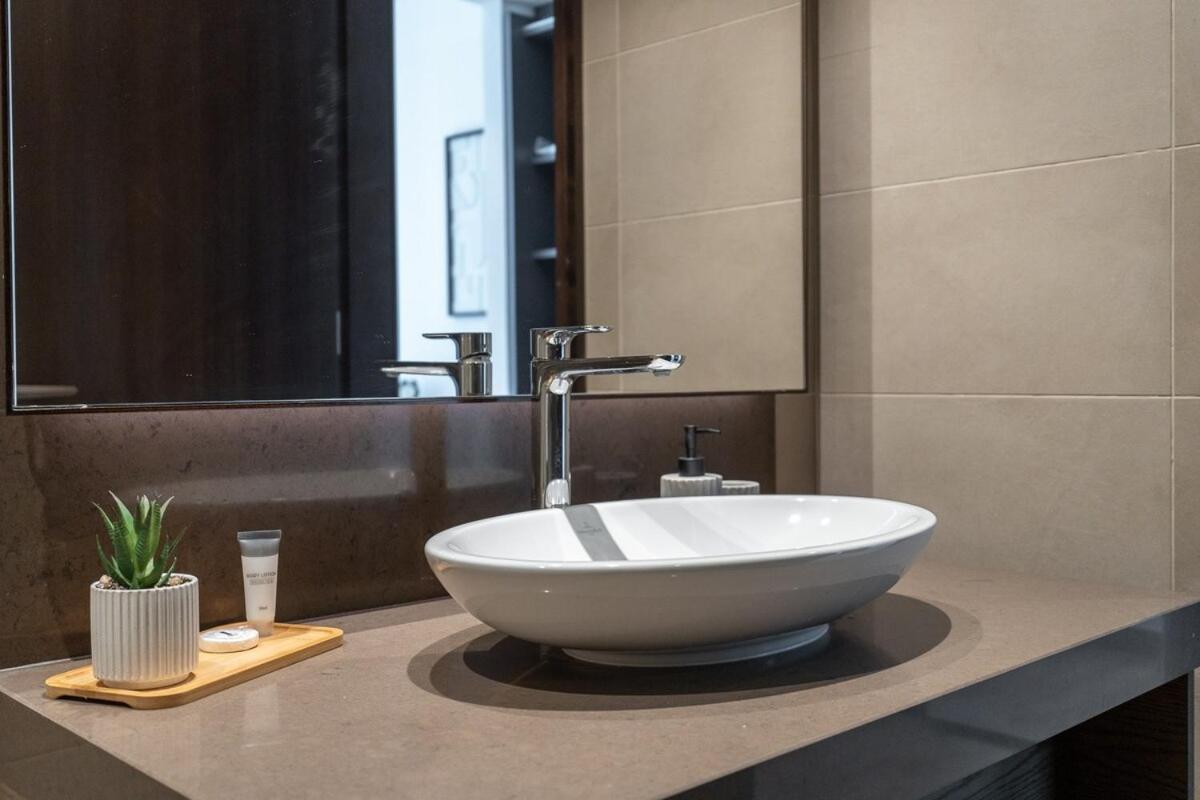 Stylish 2br Escape For 6 In The Heart Of Marina * Dubai