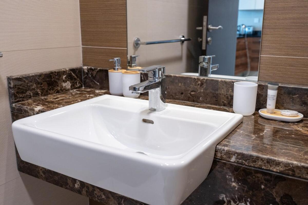Wonderful 1-bedroom With Canal View At Sparkle Tower In Marina * Dubai