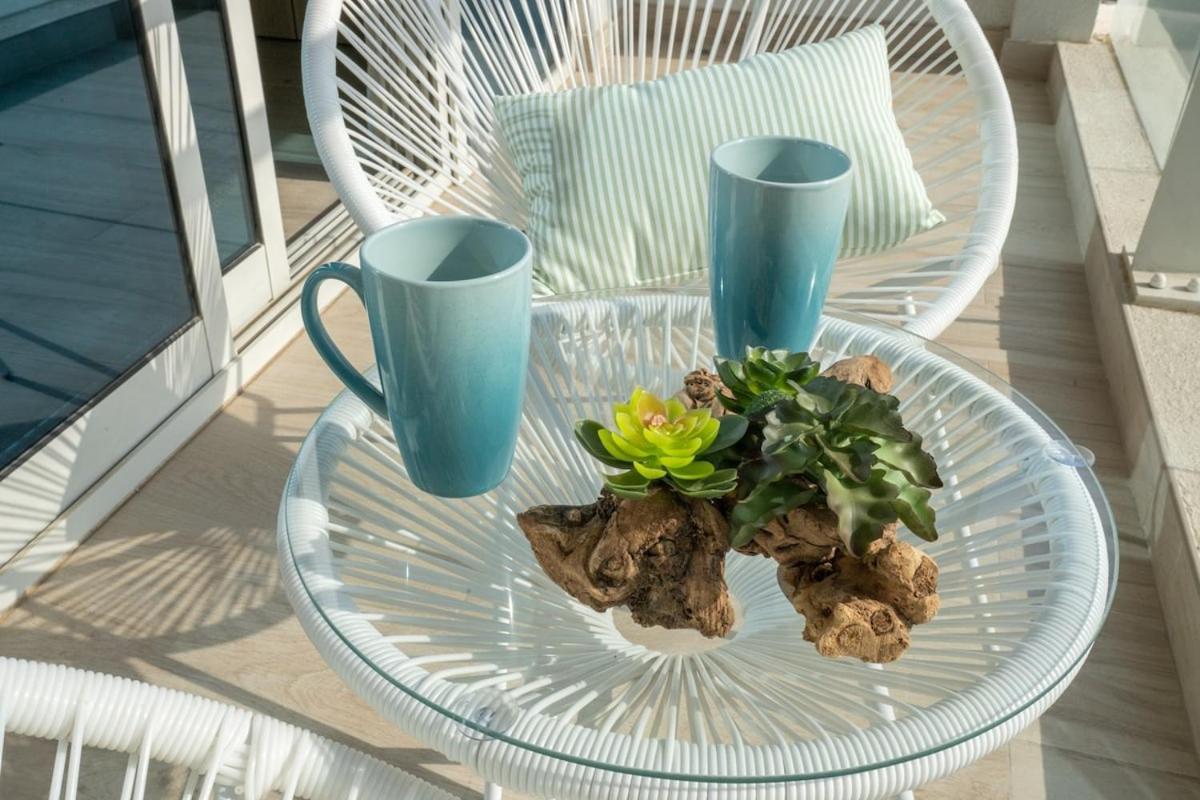 Apartment Charming Minimalist Perfect For 4 In Marina Dubai