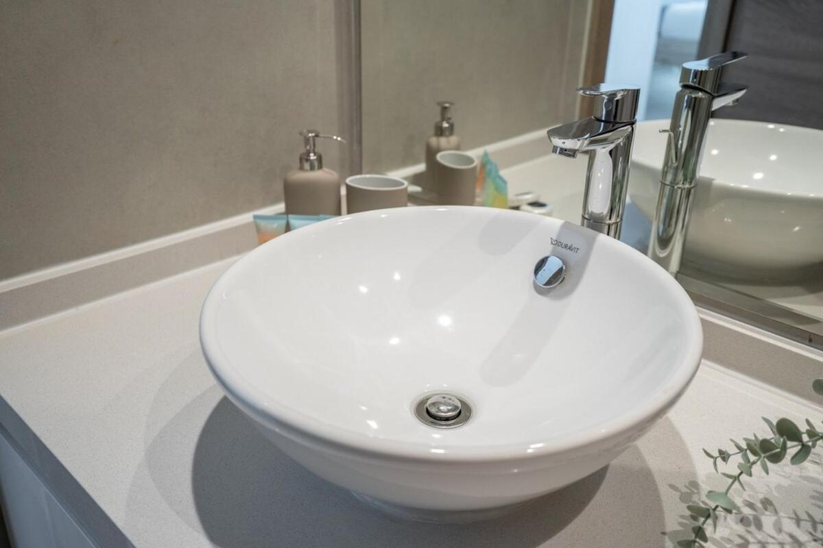 Charming Minimalist Perfect For 4 In Marina