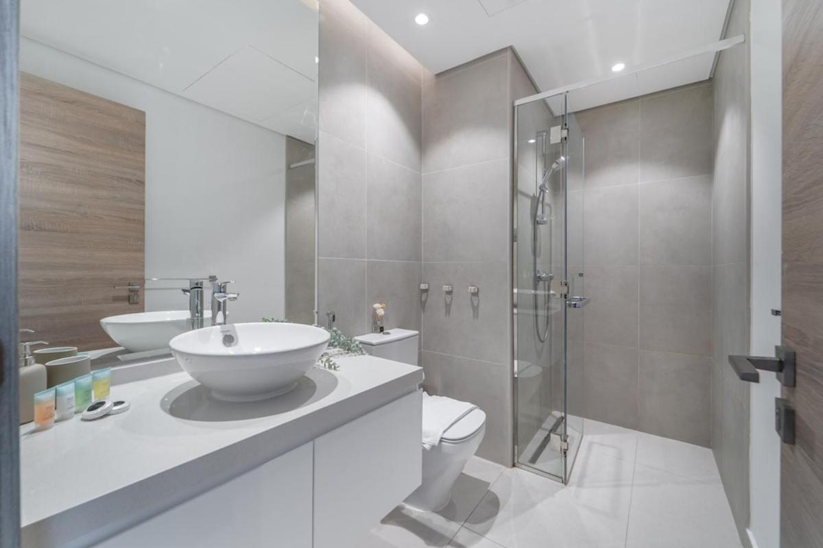 Apartment Charming Minimalist Perfect For 4 In Marina Dubai