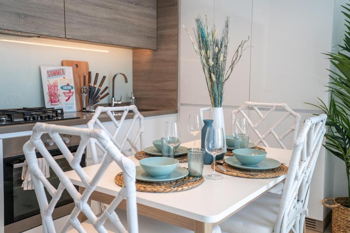 Apartment Charming Minimalist Perfect For 4 In Marina