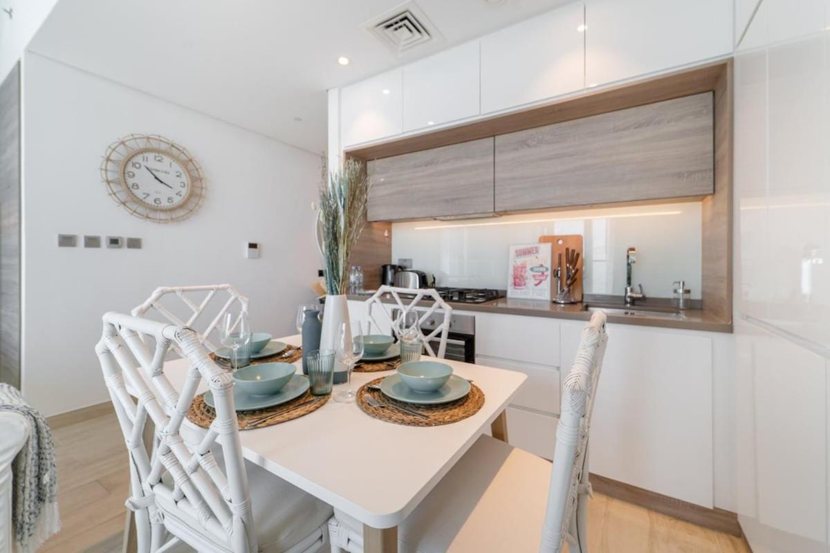 Apartment Charming Minimalist Perfect For 4 In Marina Dubai