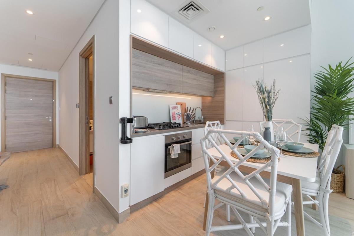 Apartment Charming Minimalist Perfect For 4 In Marina Dubai