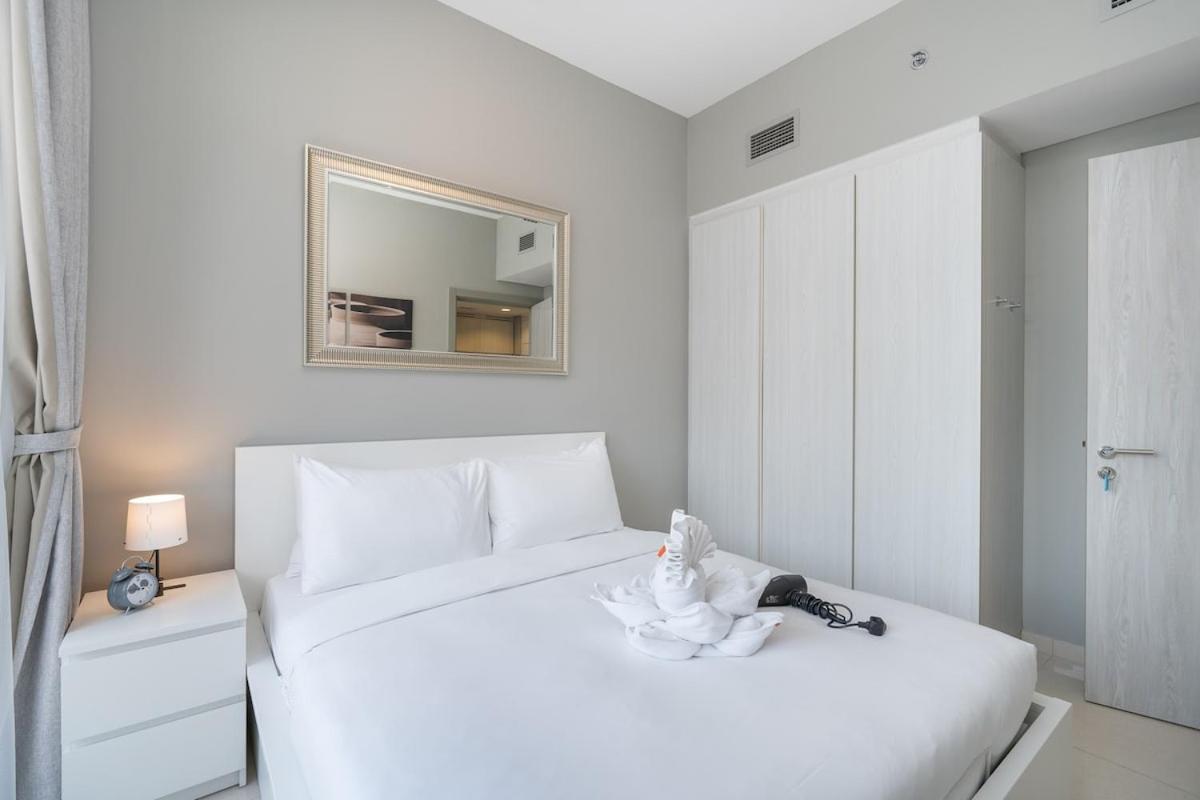 Stylish 1-bedroom With Stunning Canal Views At Business Bay Apartment *