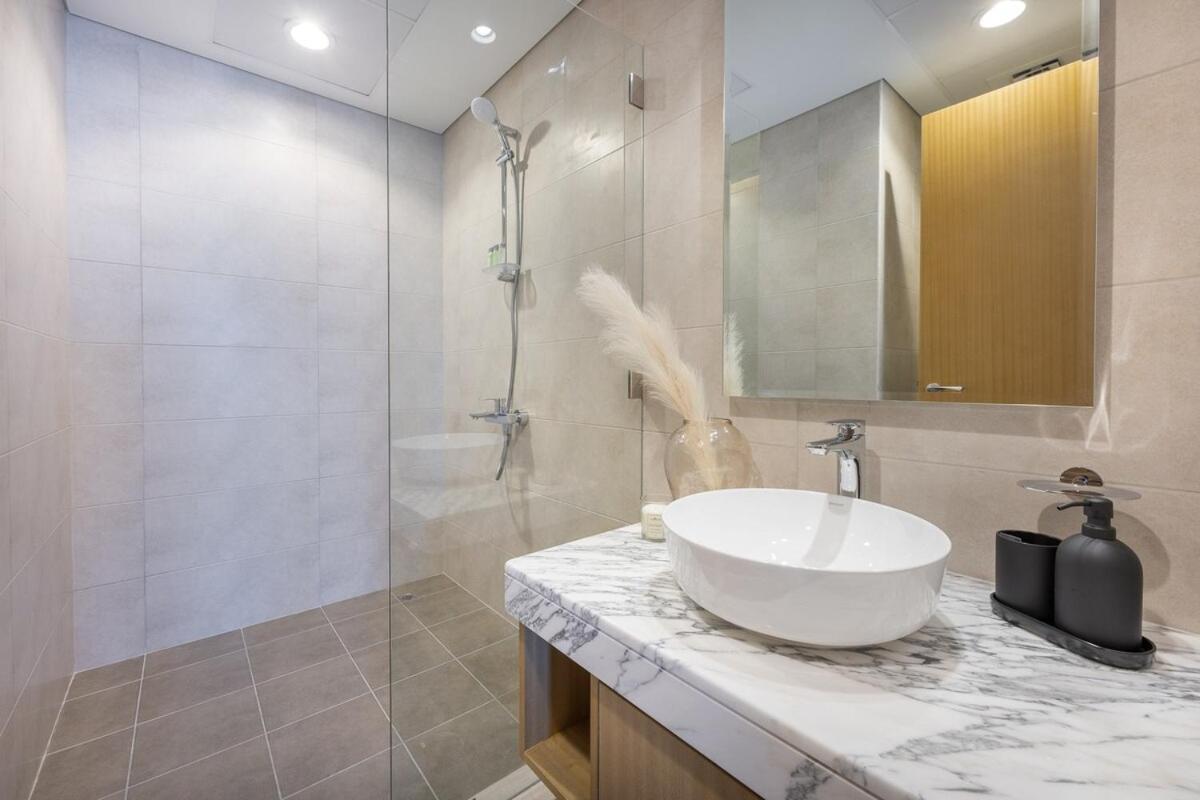 Serene 2-bedroom With Views Of The Cityscape At Aykon City Tower C In Business Bay * Dubai