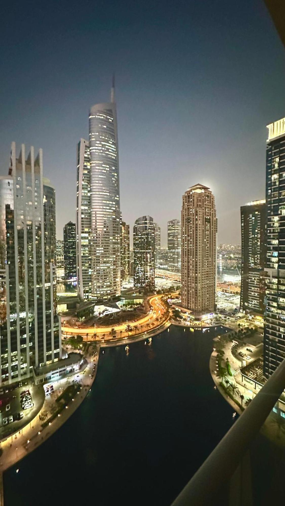Apartment Luxury With Balcony - Close To Metro & Marina *