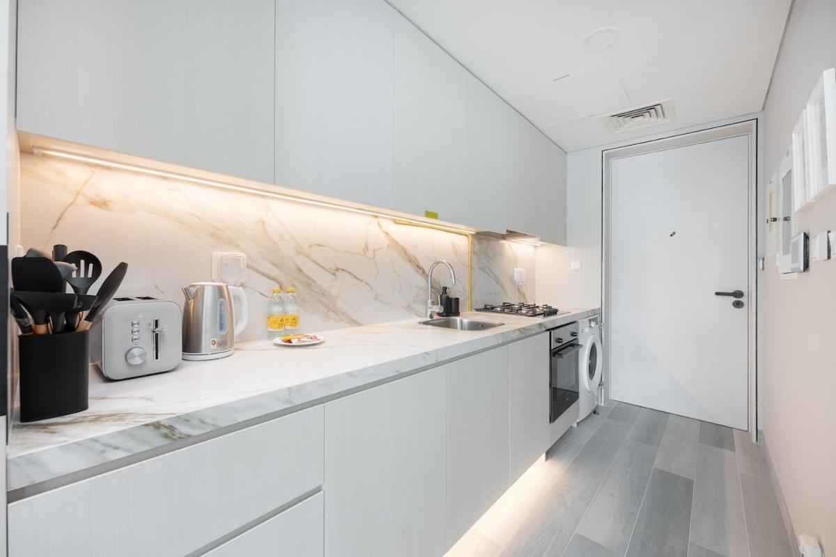 Pristine With Spectacular View In Marina Apartment