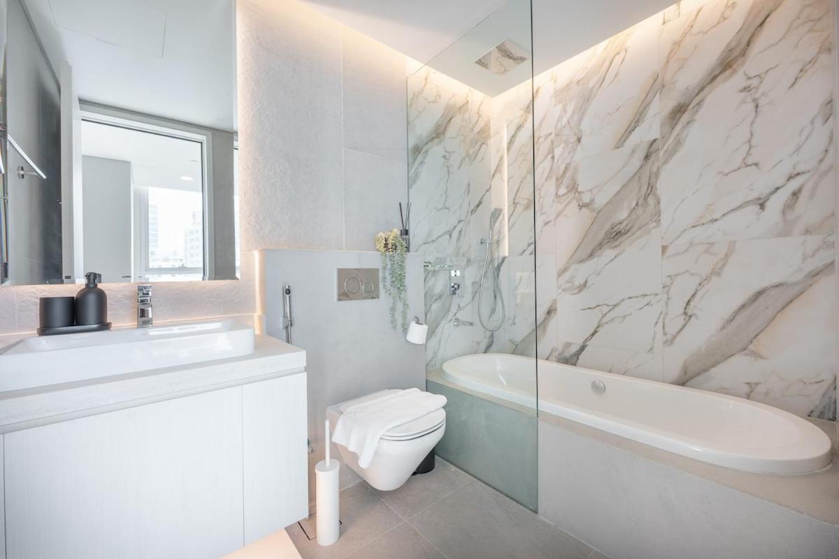 Pristine With Spectacular View In Marina Apartment *