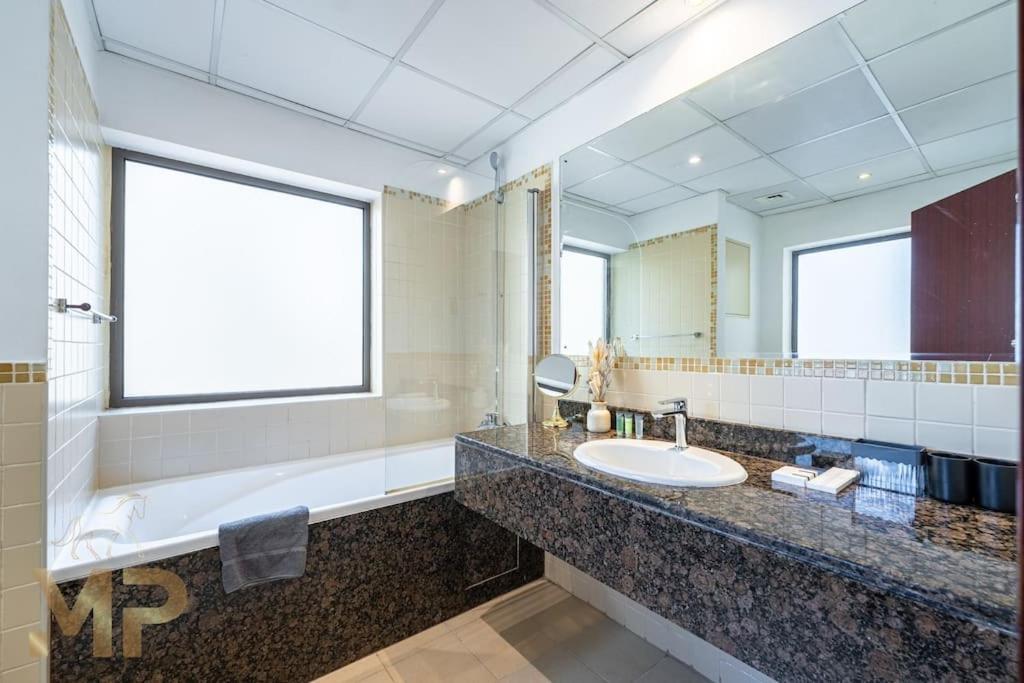 Marco Polo - Perfect Getaway, Sea & Eye Views Apartment