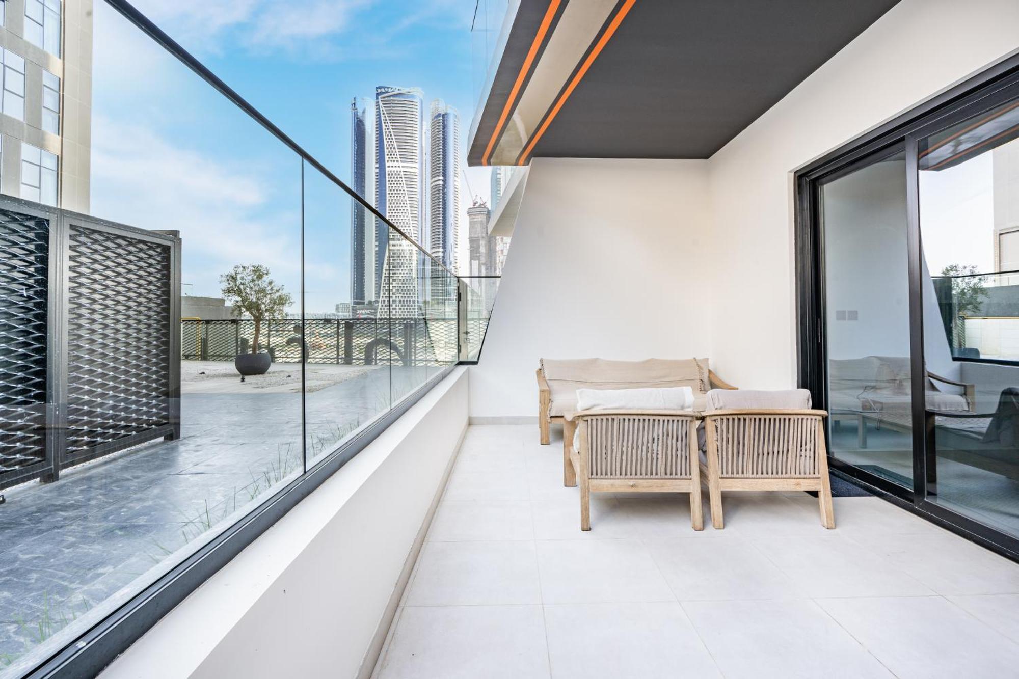 Stylish With Direct Pool Access By The Canal Apartment
