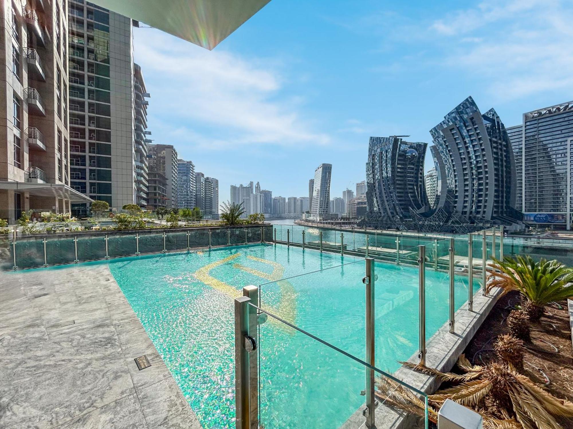 Stylish With Direct Pool Access By The Canal *