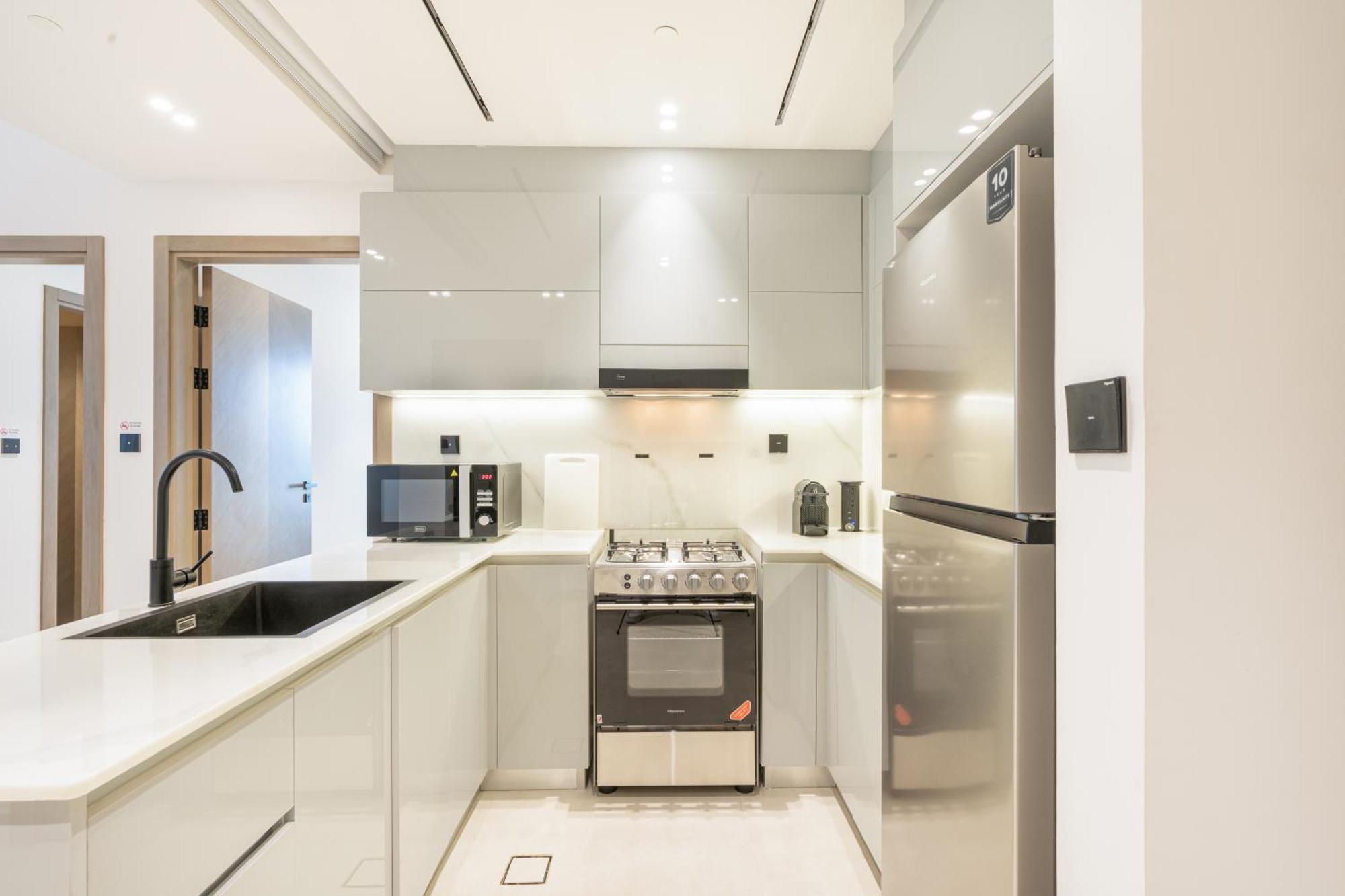 Stylish With Direct Pool Access By The Canal Apartment