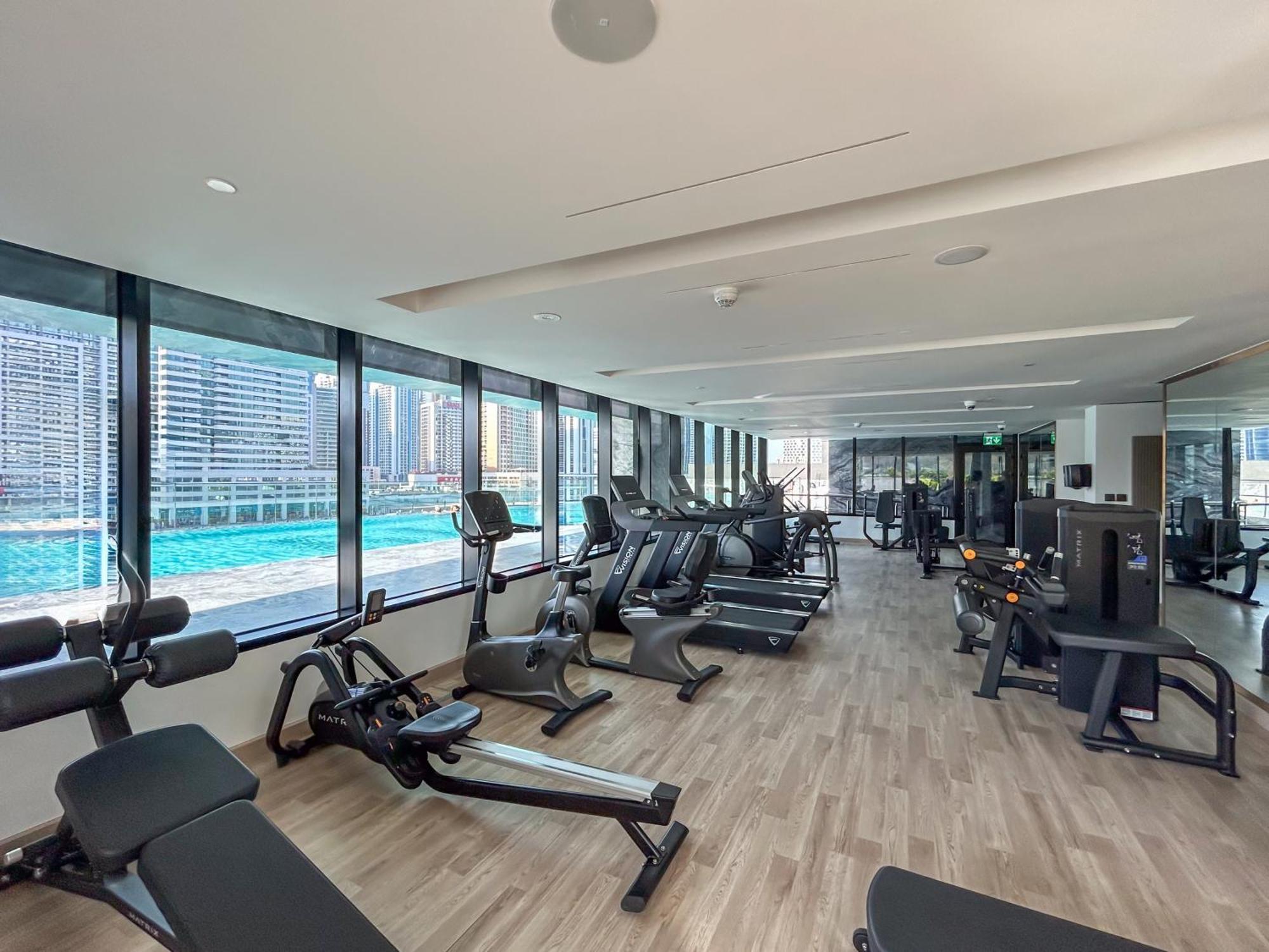 Stylish With Direct Pool Access By The Canal Apartment *