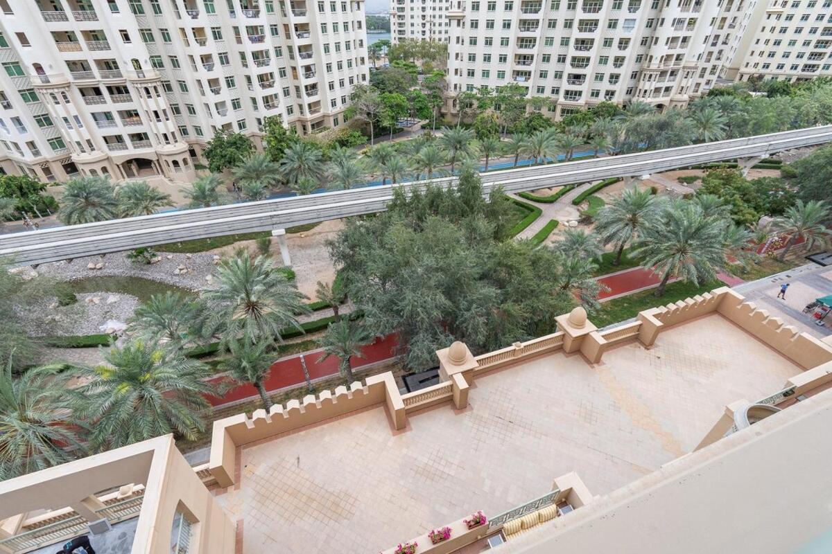 Apartment Spacious 3-bedrooms With Cozy Balcony In Palm Jumeira! Dubai
