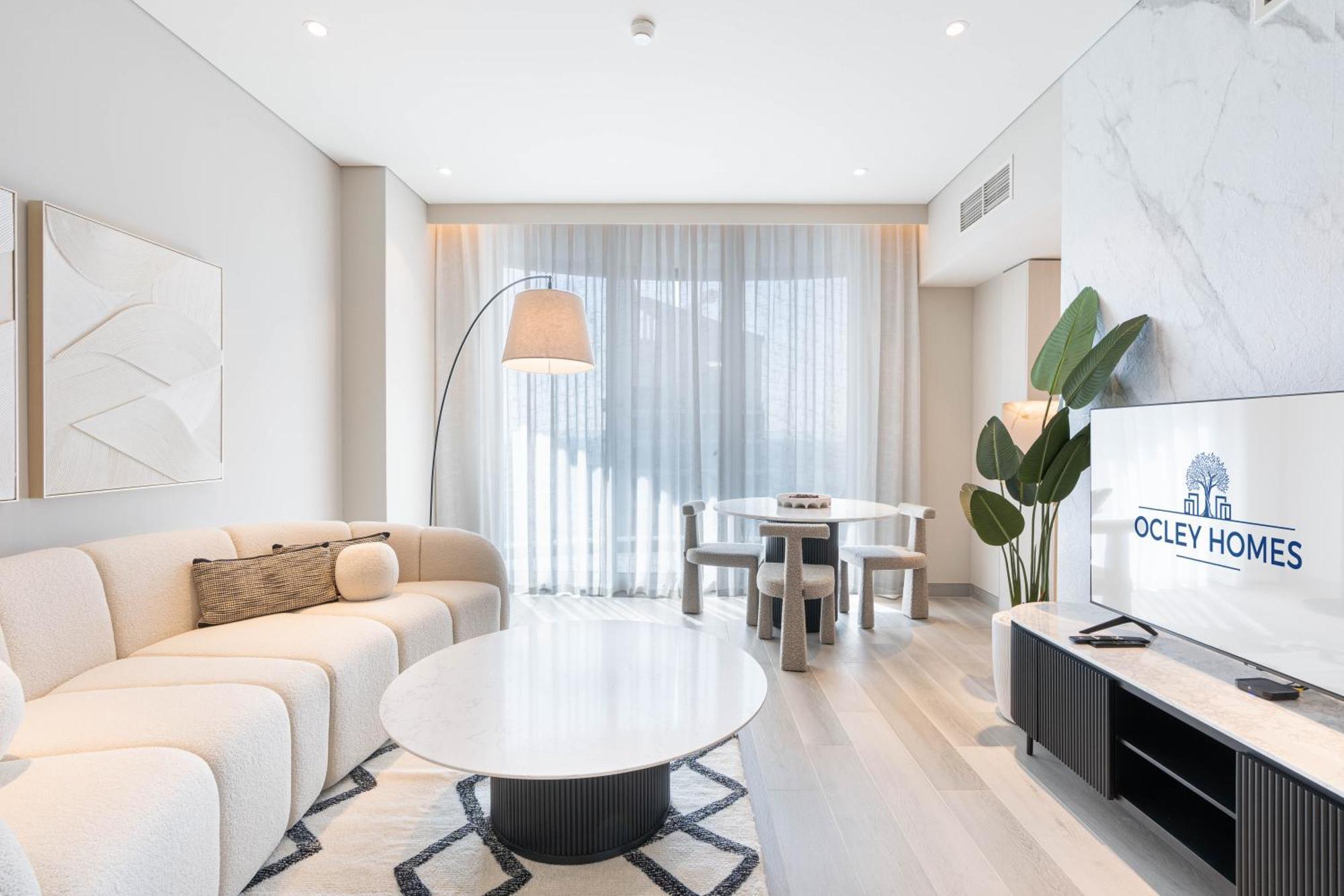 Elegant Brand New With Roof Pool