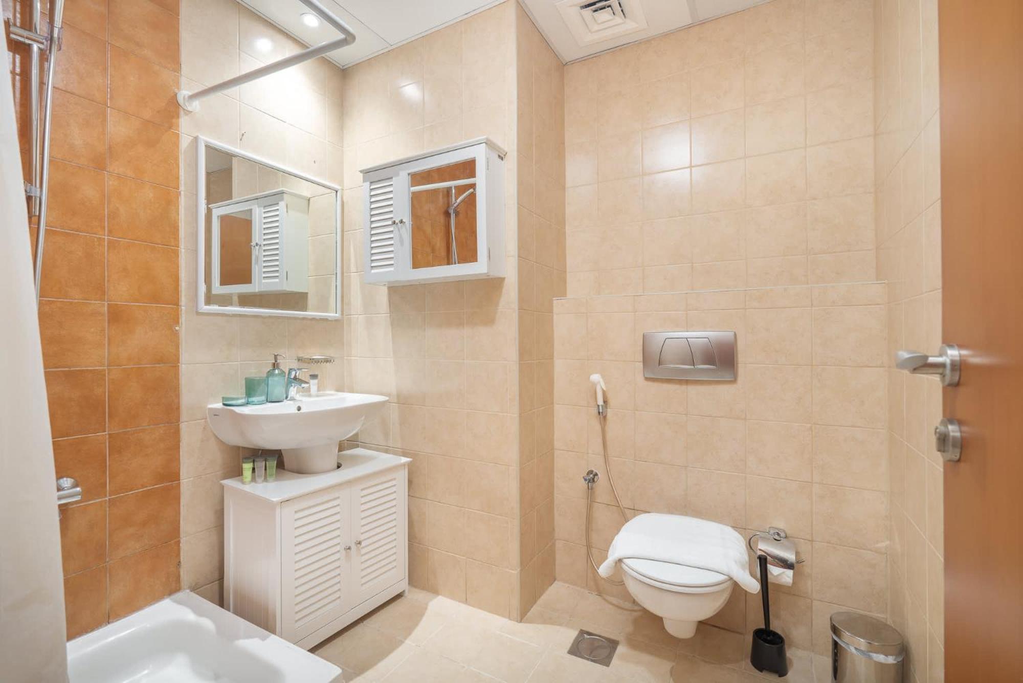 Elegant 2-bedroom Flat With Pool View In Marina *