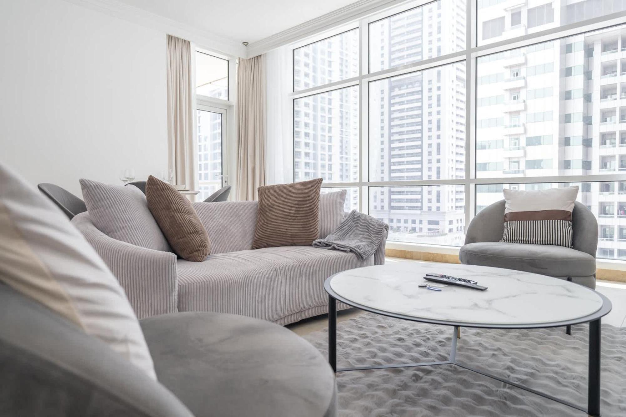 Elegant 2-bedroom Flat With Pool View In Marina