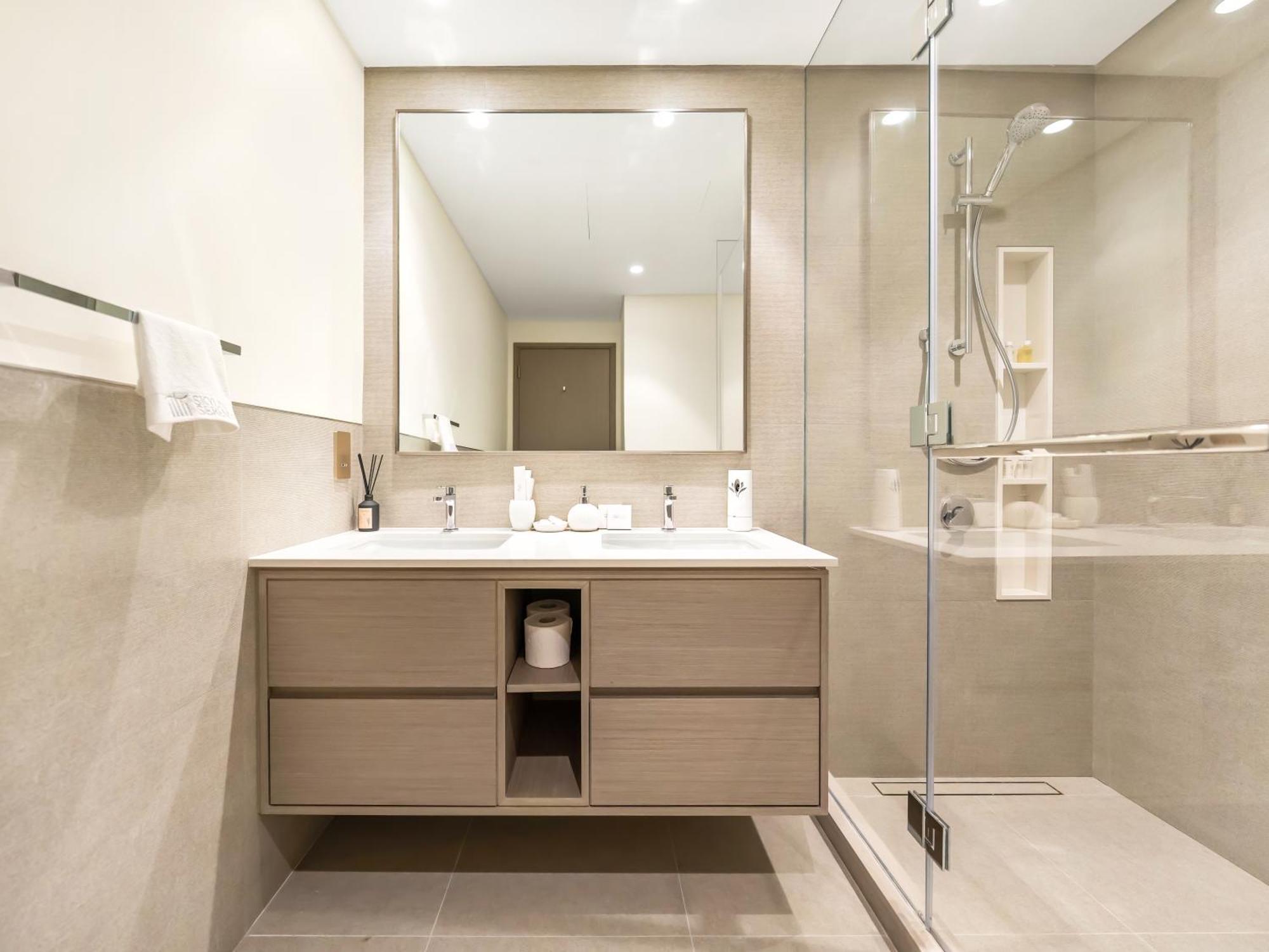 Grandeur 2 Bedroom I Burj Khalifa & Fountain Views I Free Parking, Gym, Pool, Wi-fi & Ps5 I By Skyline Serenity *