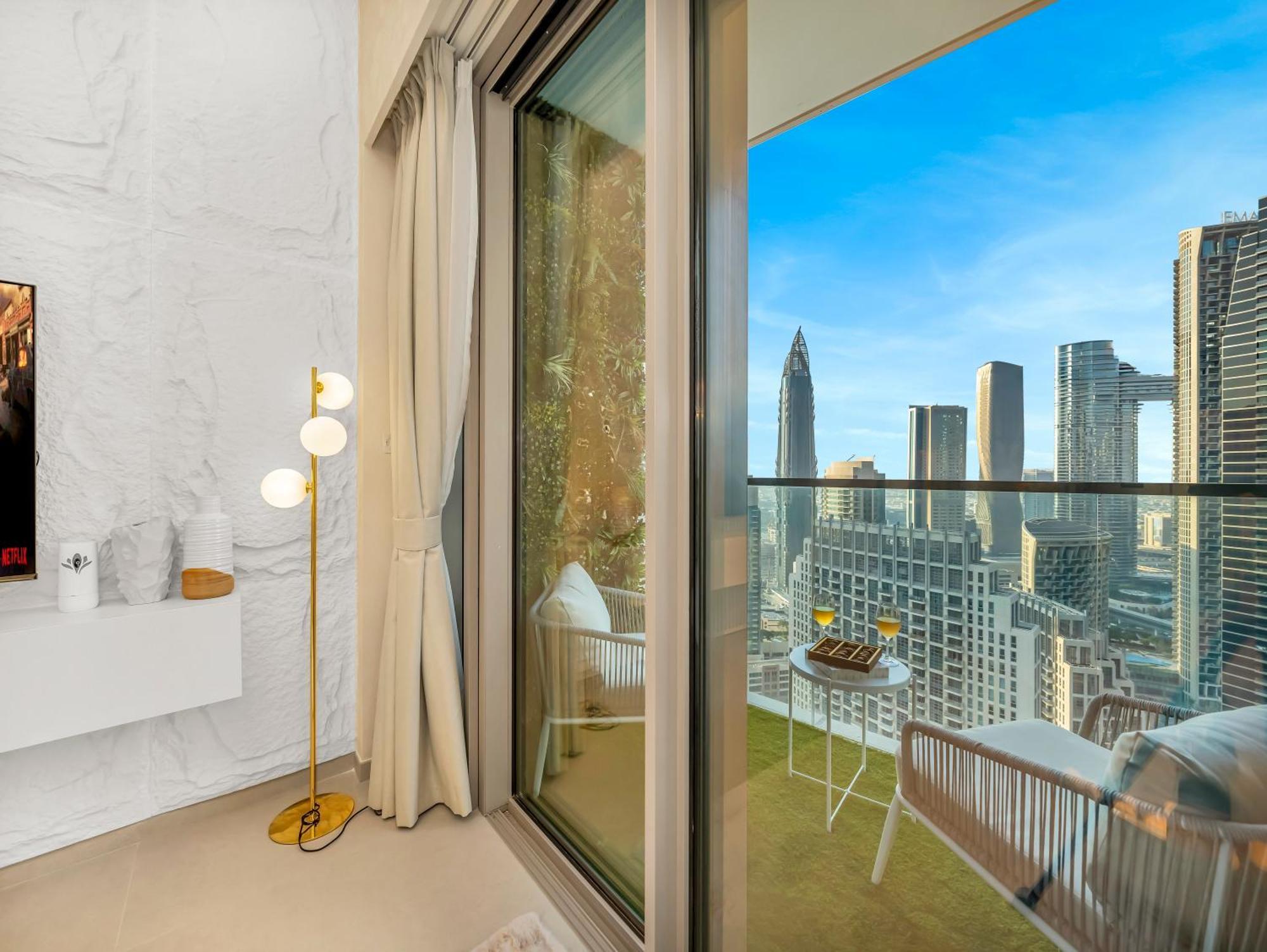 Grandeur 2 Bedroom I Burj Khalifa & Fountain Views I Free Parking, Gym, Pool, Wi-fi & Ps5 I By Skyline Serenity Apartment
