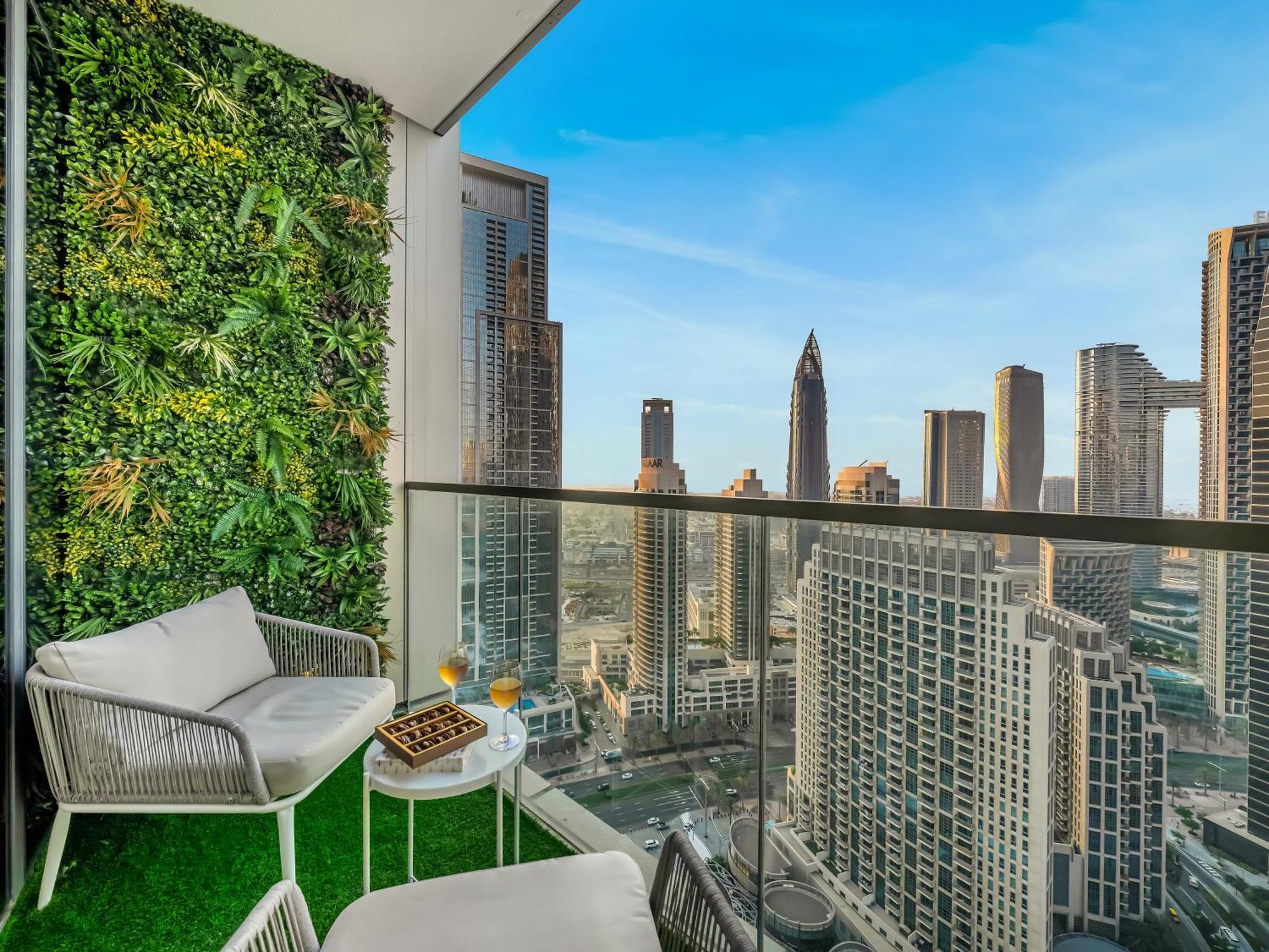Apartment Grandeur 2 Bedroom I Burj Khalifa & Fountain Views I Free Parking, Gym, Pool, Wi-fi & Ps5 I By Skyline Serenity
