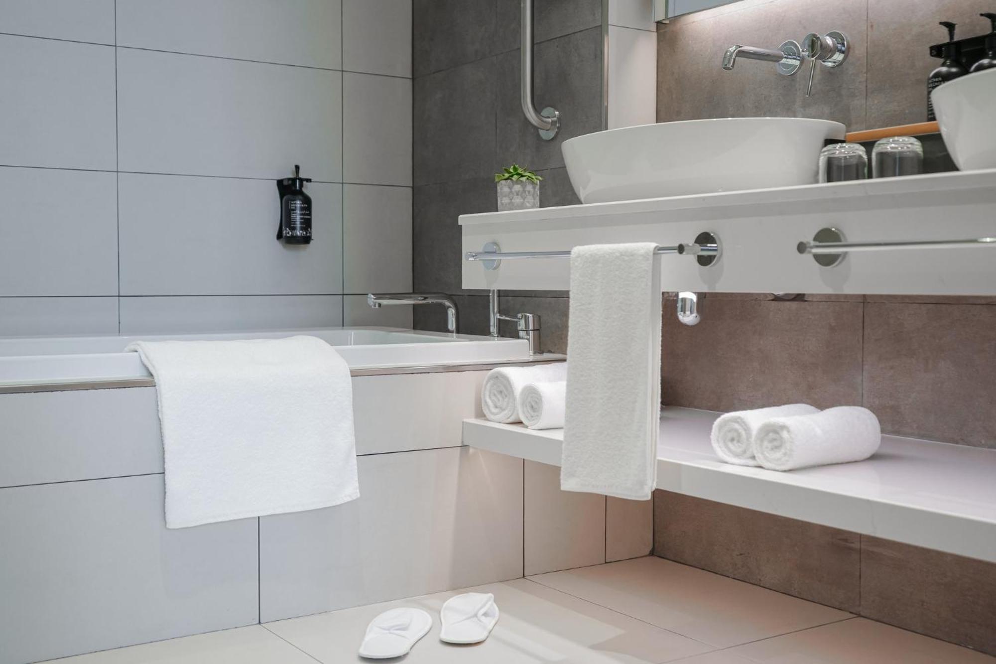 Hotel Business Bay By Ihg Dubai