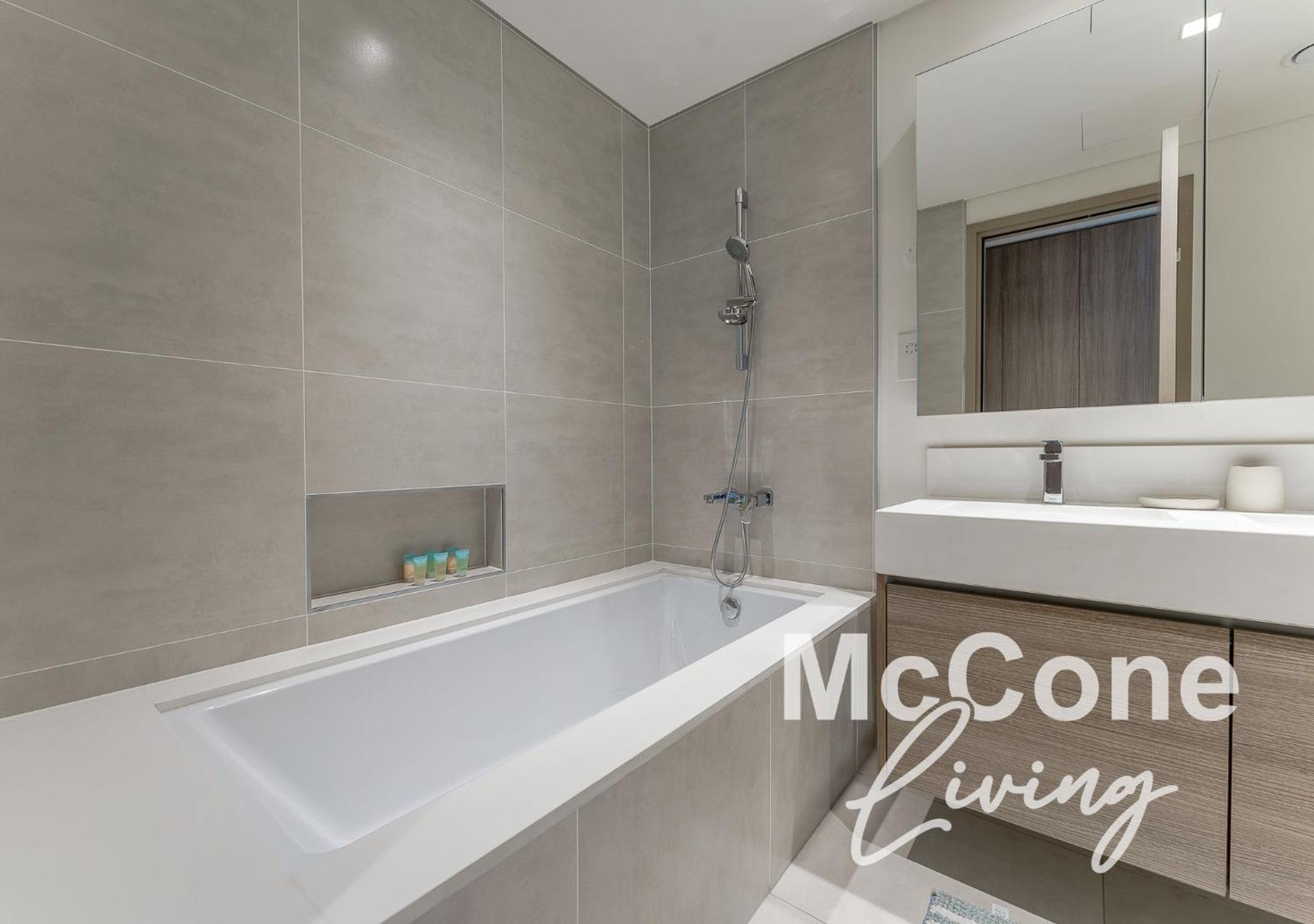 Bright 2br With Pool & Creek Views Dubai