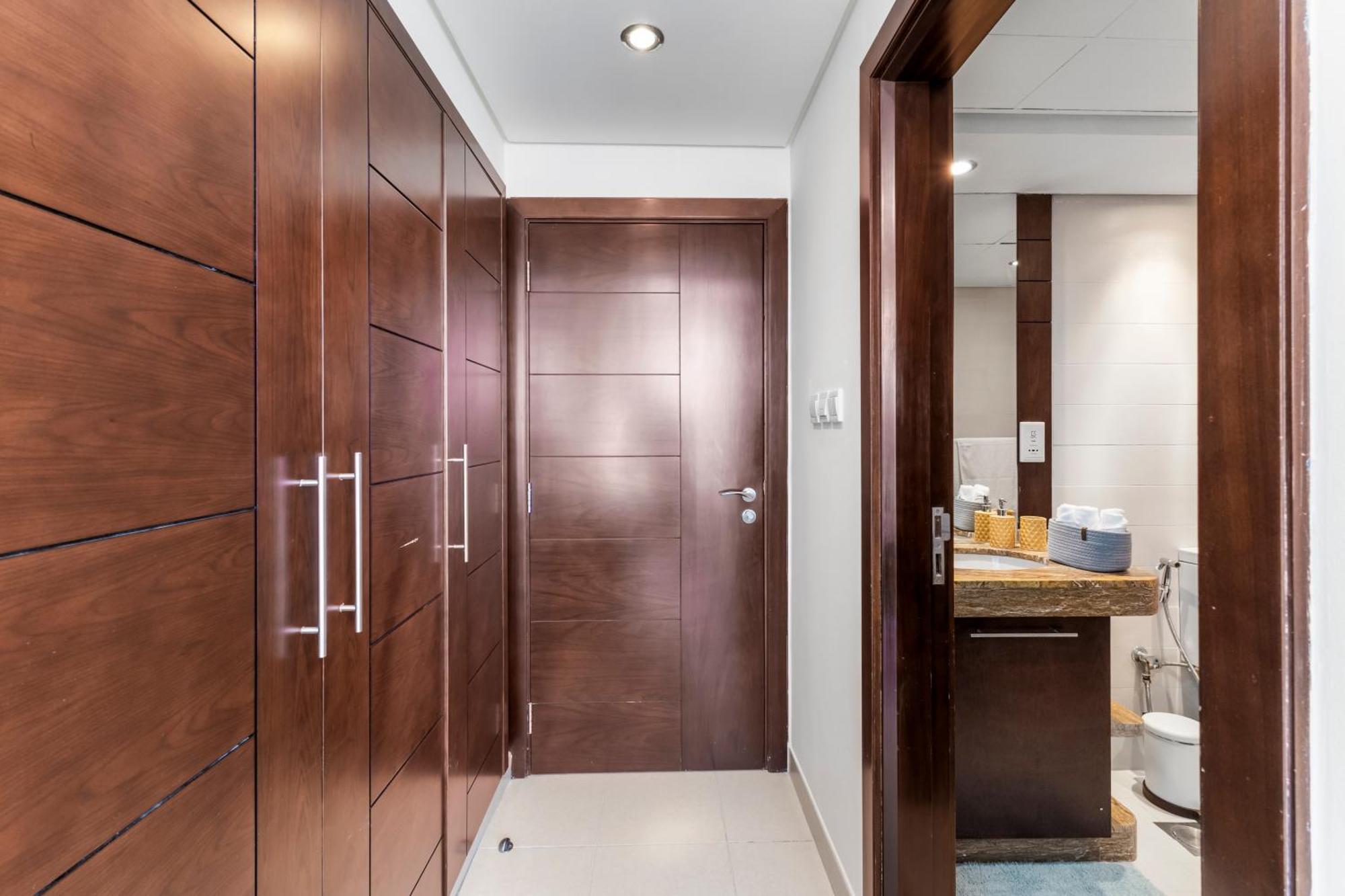 Apartment Stylish 1 Bedroom - Burj Khalifa View- 5Mn Walk To Dubai Mall-Apartment In Burj Views Tower *