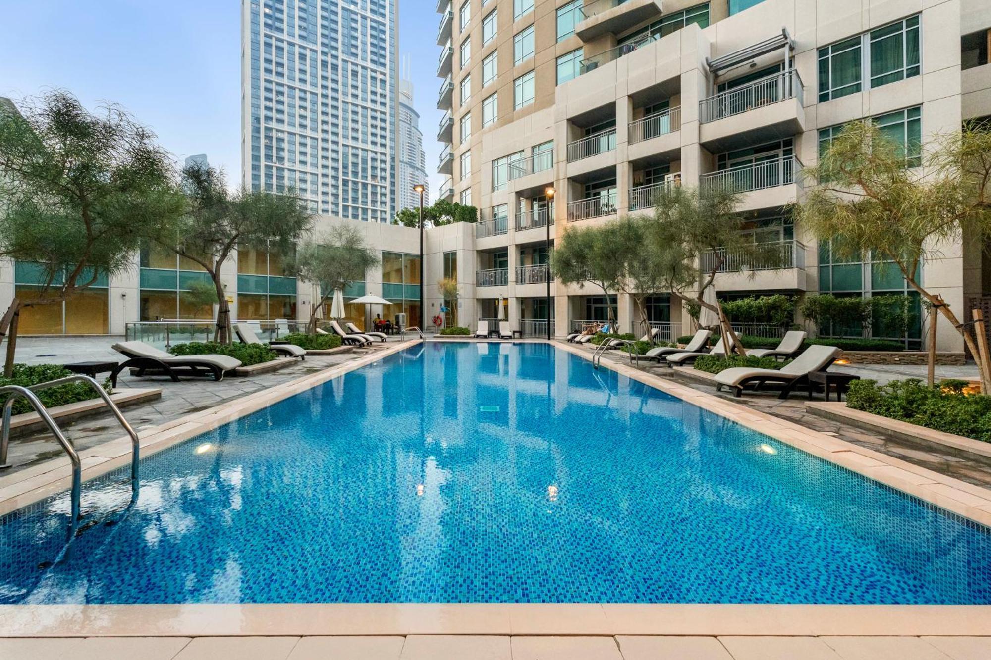 Stylish 1 Bedroom - Burj Khalifa View- 5Mn Walk To Dubai Mall-Apartment In Burj Views Tower Apartment *