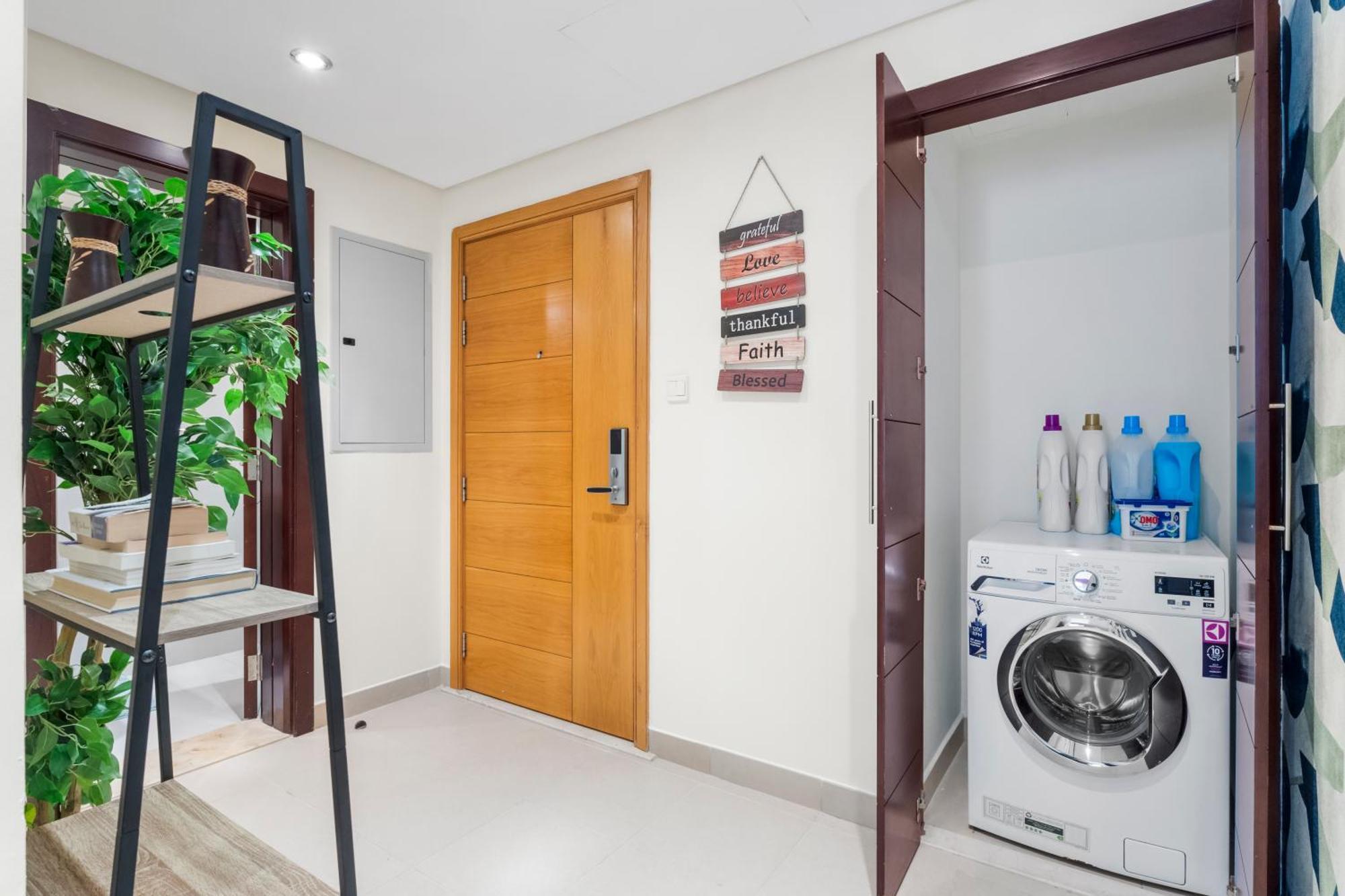 Stylish 1 Bedroom - Burj Khalifa View- 5Mn Walk To Dubai Mall-Apartment In Burj Views Tower * Dubai