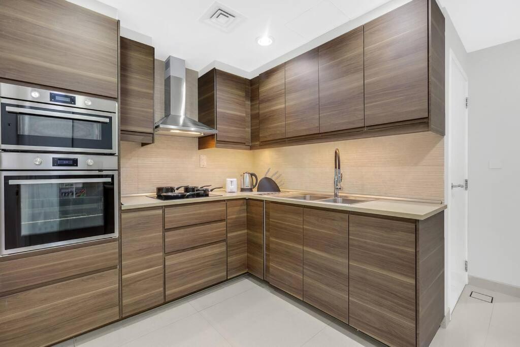 First Class 4br Cozy Jumeirah Retreat * Dubai