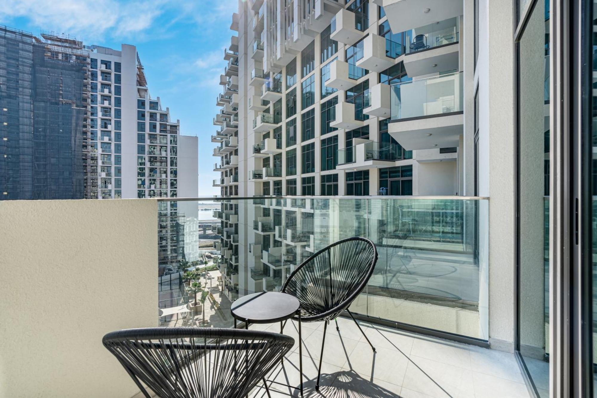 Modern Minutes Away From Downtown * Dubai