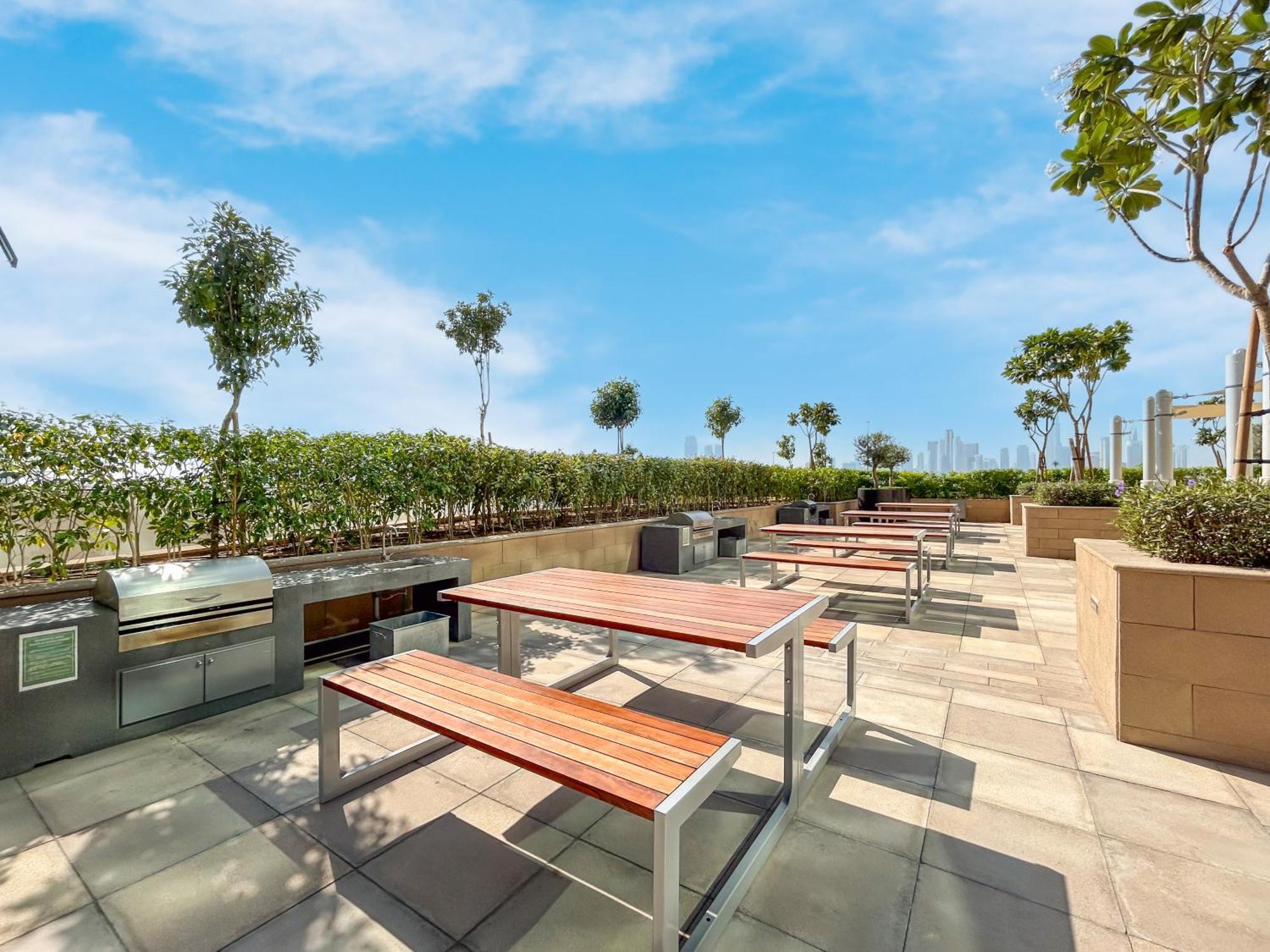 Modern Minutes Away From Downtown Apartment *