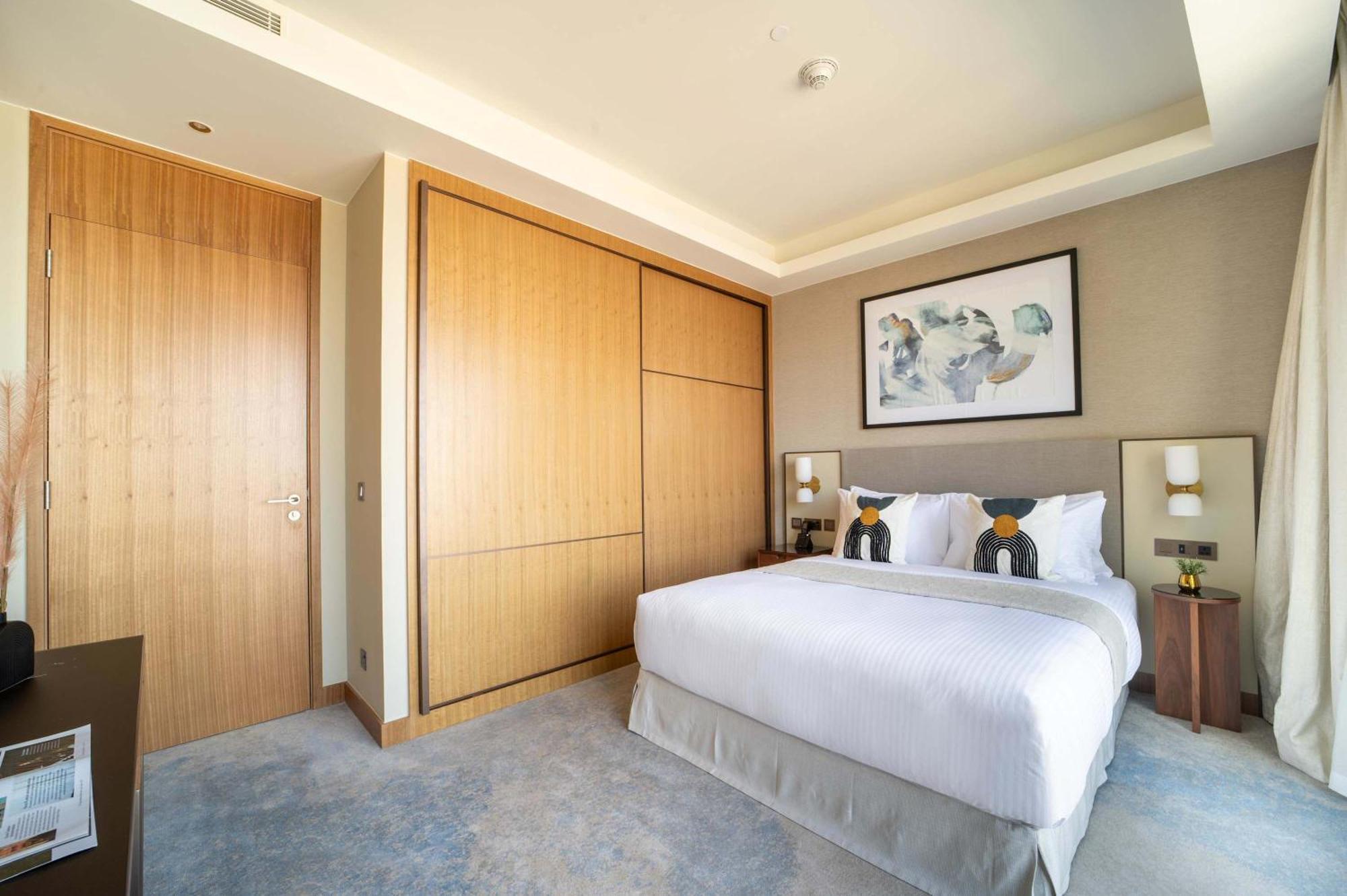 Frank Porter - The Address Opera Residences * Dubai
