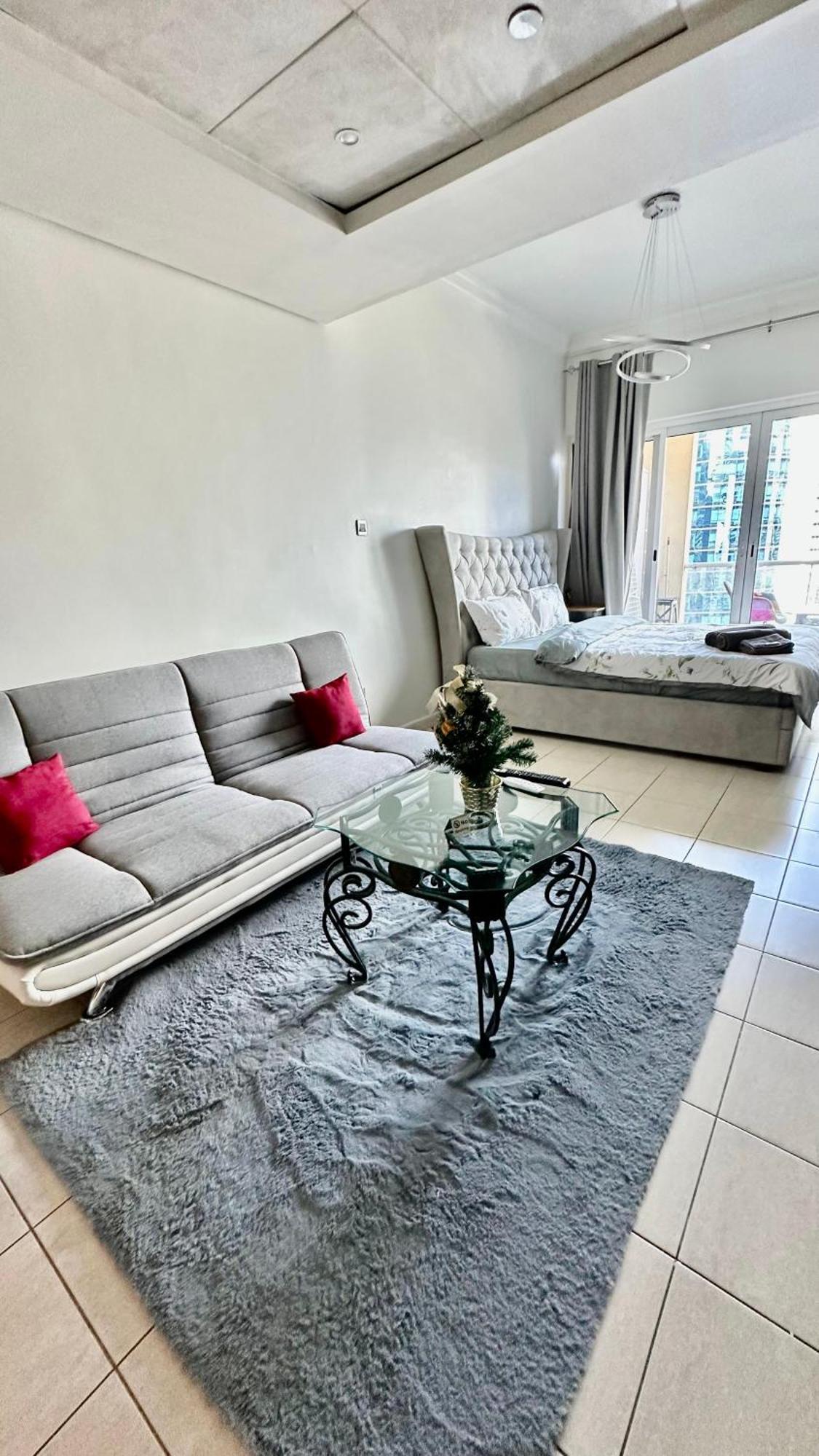 Luxury With Balcony - Close To Metro & Marina Dubai