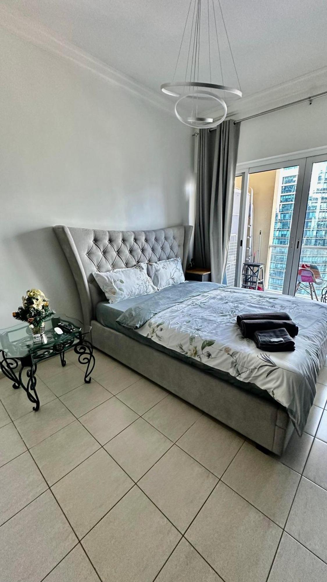 Apartment Luxury With Balcony - Close To Metro & Marina *