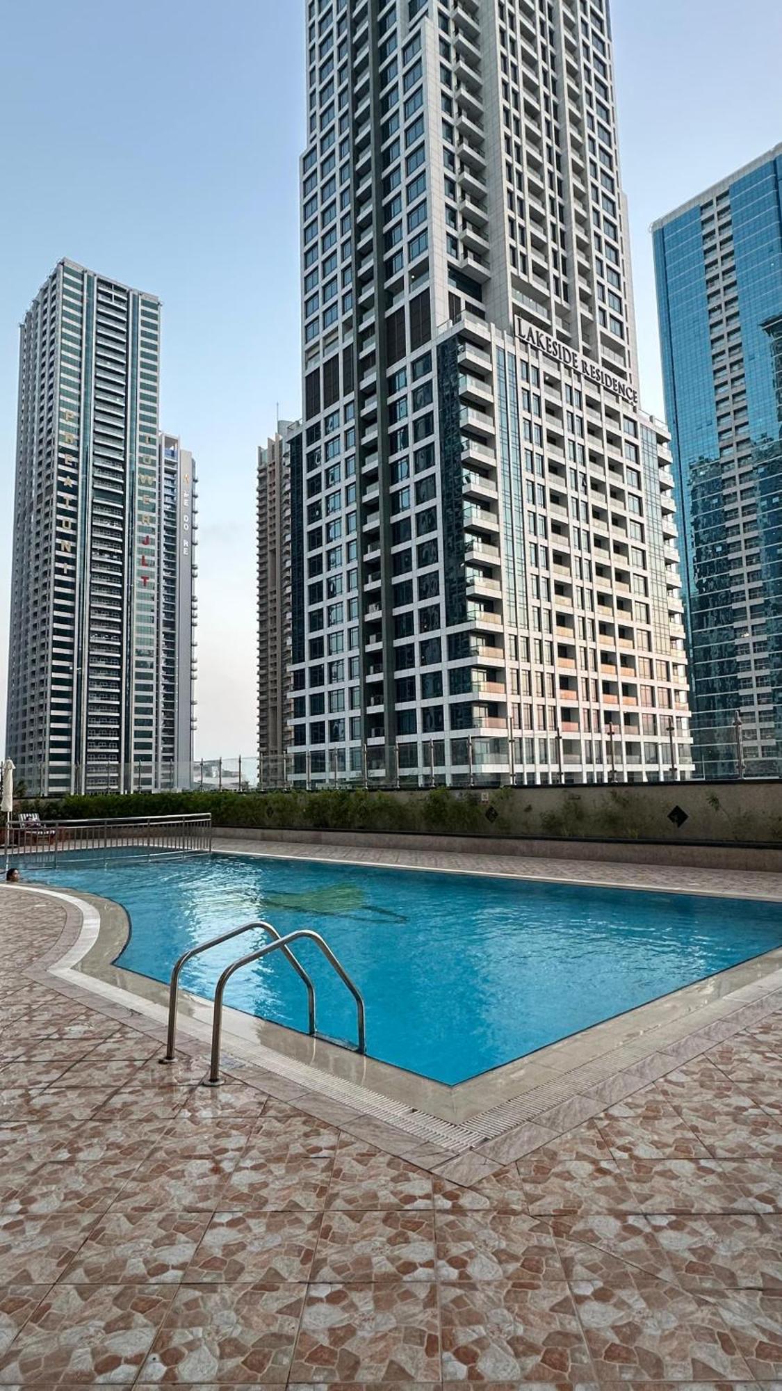 Luxury With Balcony - Close To Metro & Marina