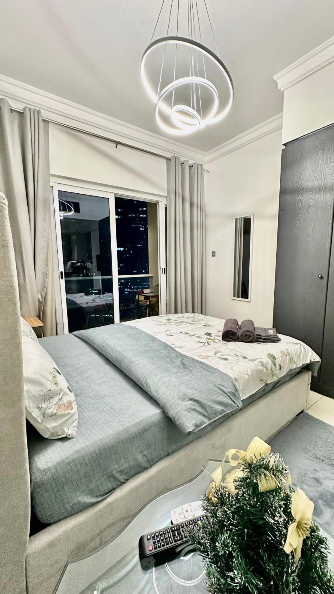 Luxury With Balcony - Close To Metro & Marina