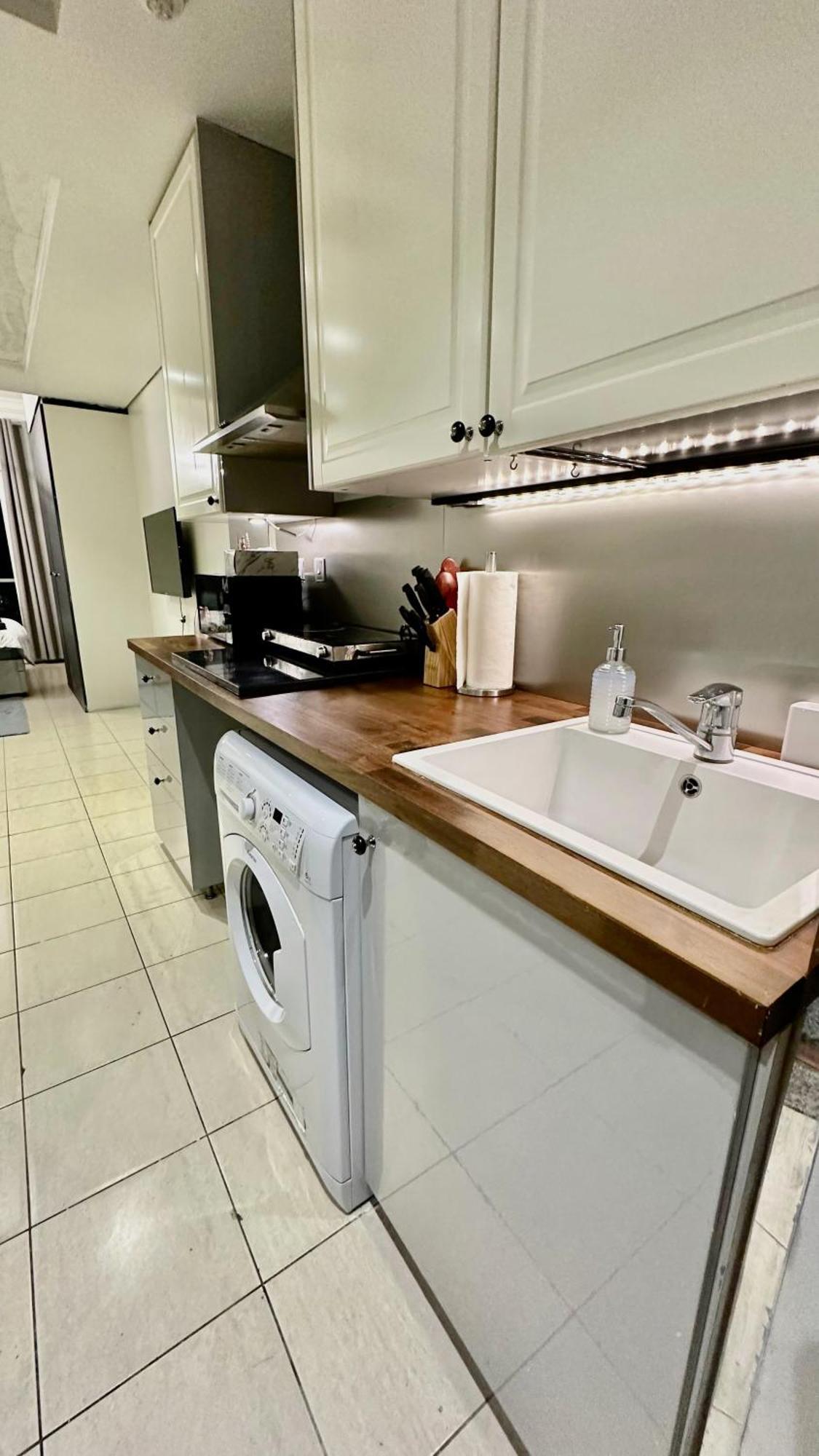 Apartment Luxury With Balcony - Close To Metro & Marina *