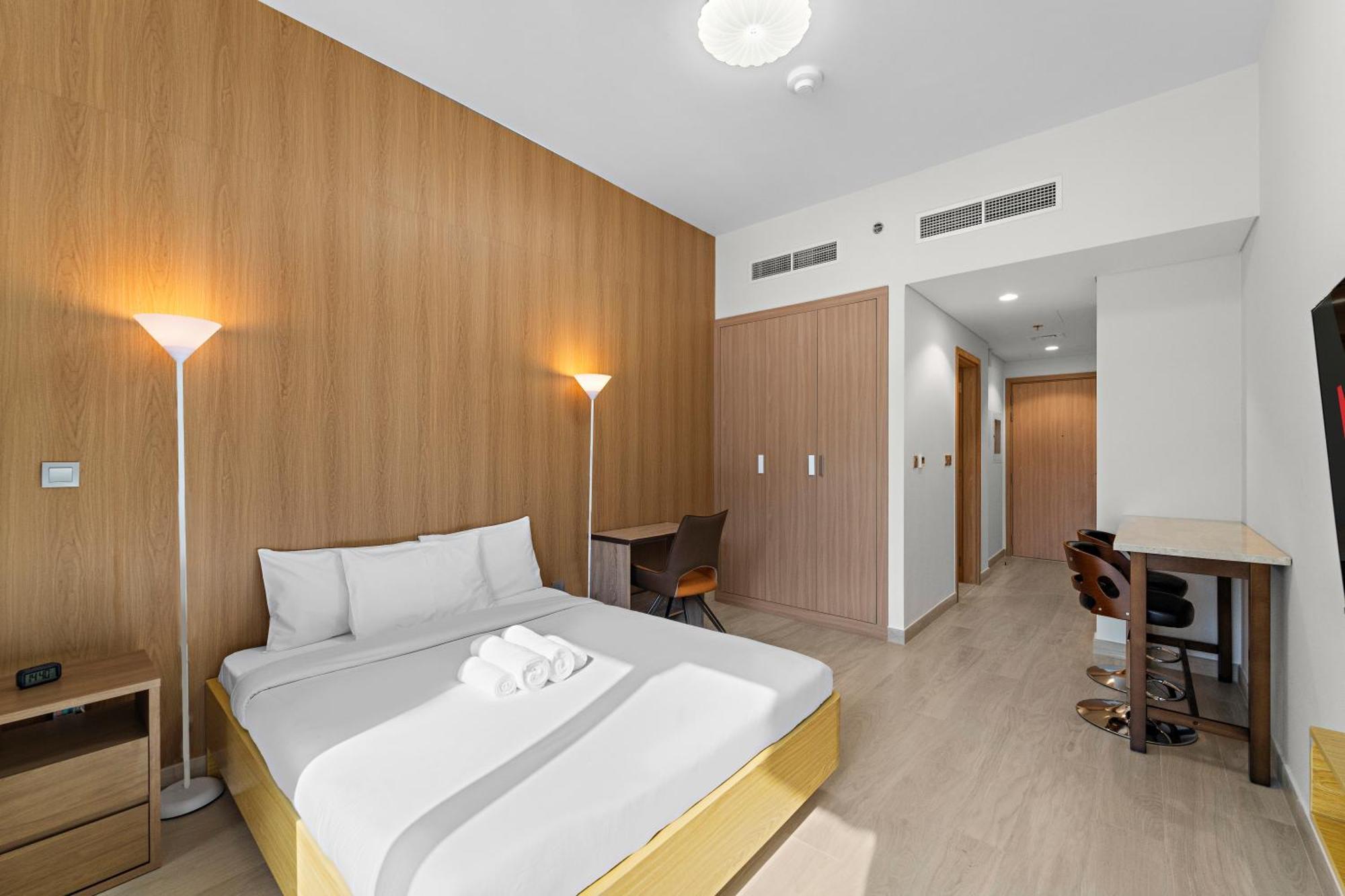 Charming With Pool, Gym, Kid's Playground Apartment *