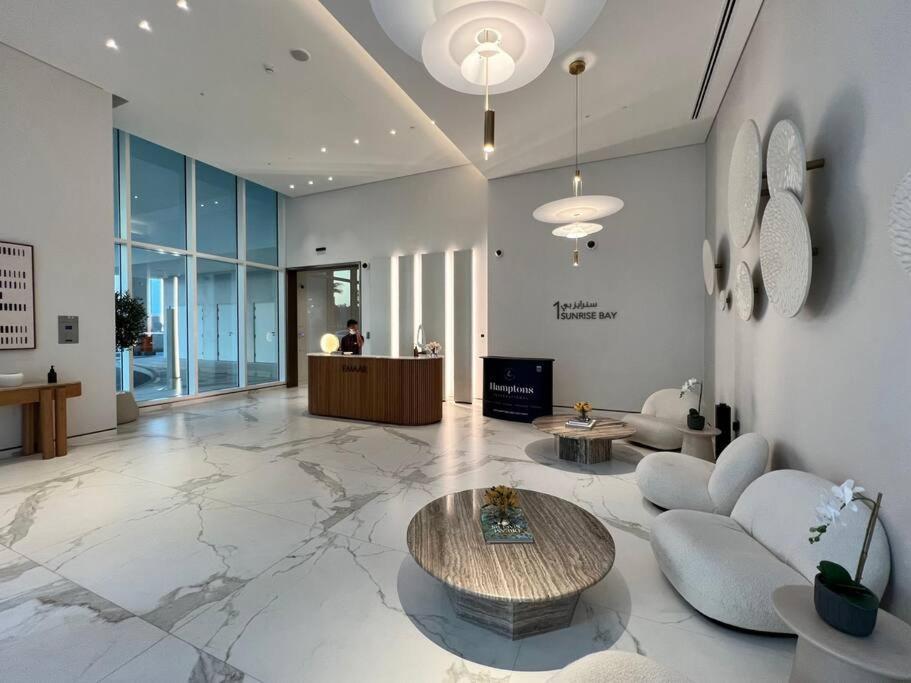First Class 1br Stunning Marina & Palm View * Dubai