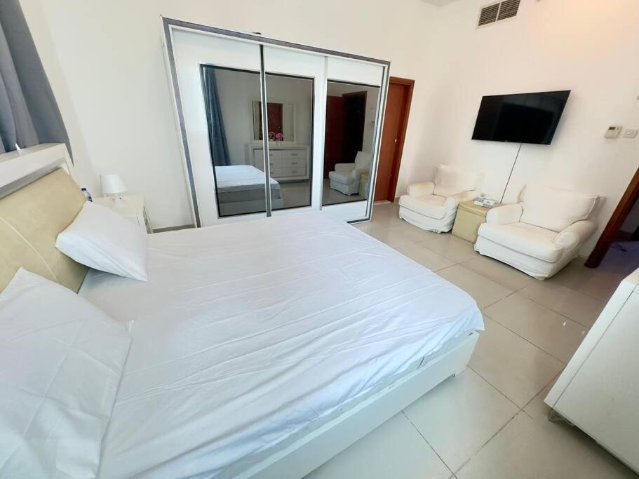 2 Bedroom With 4 King Size Beds *