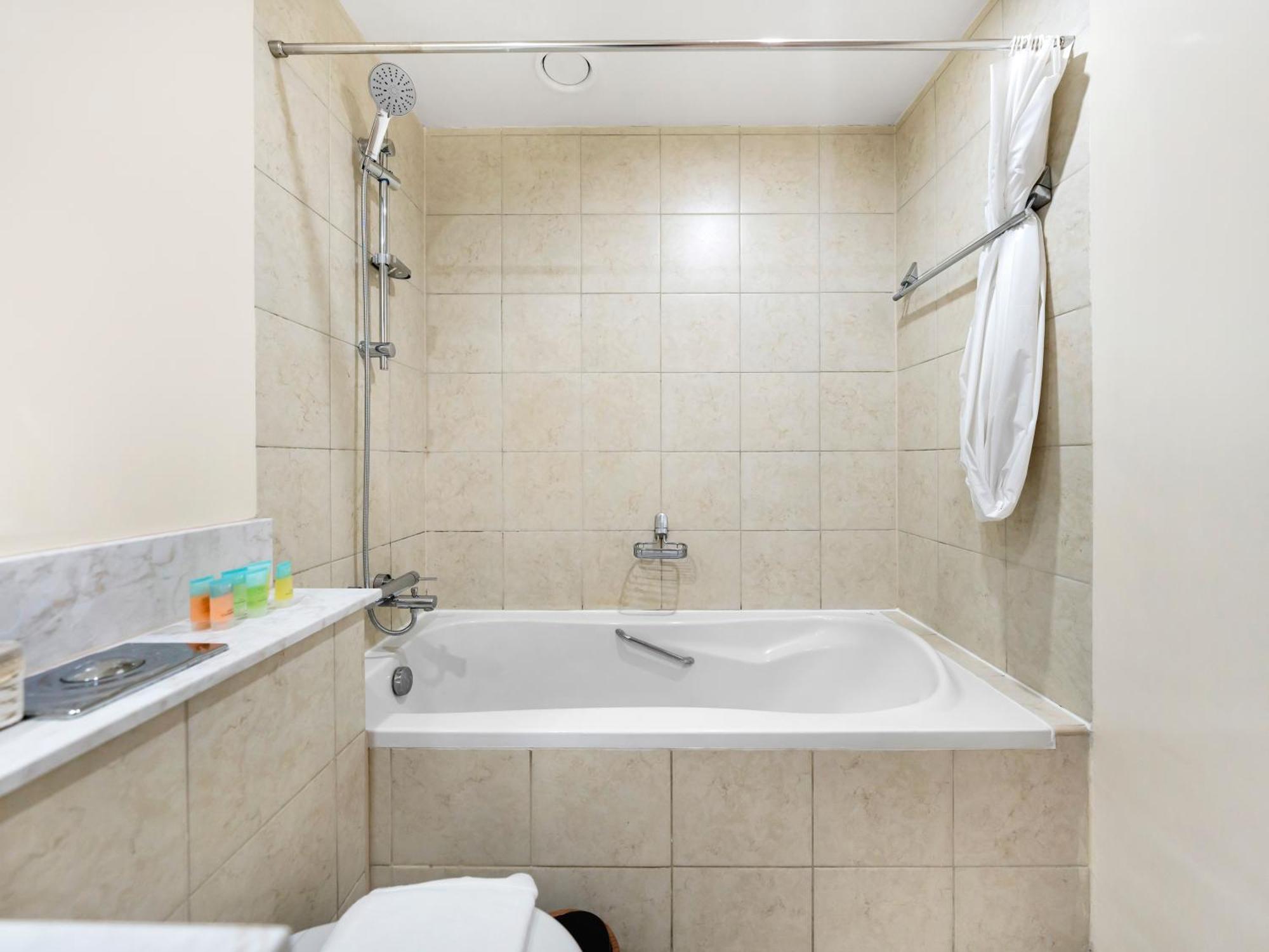 Apartment 4 Bhk In Downtown With Iconic Burj Khalifa Views, 2 Minutes Walk To Dubai Mall